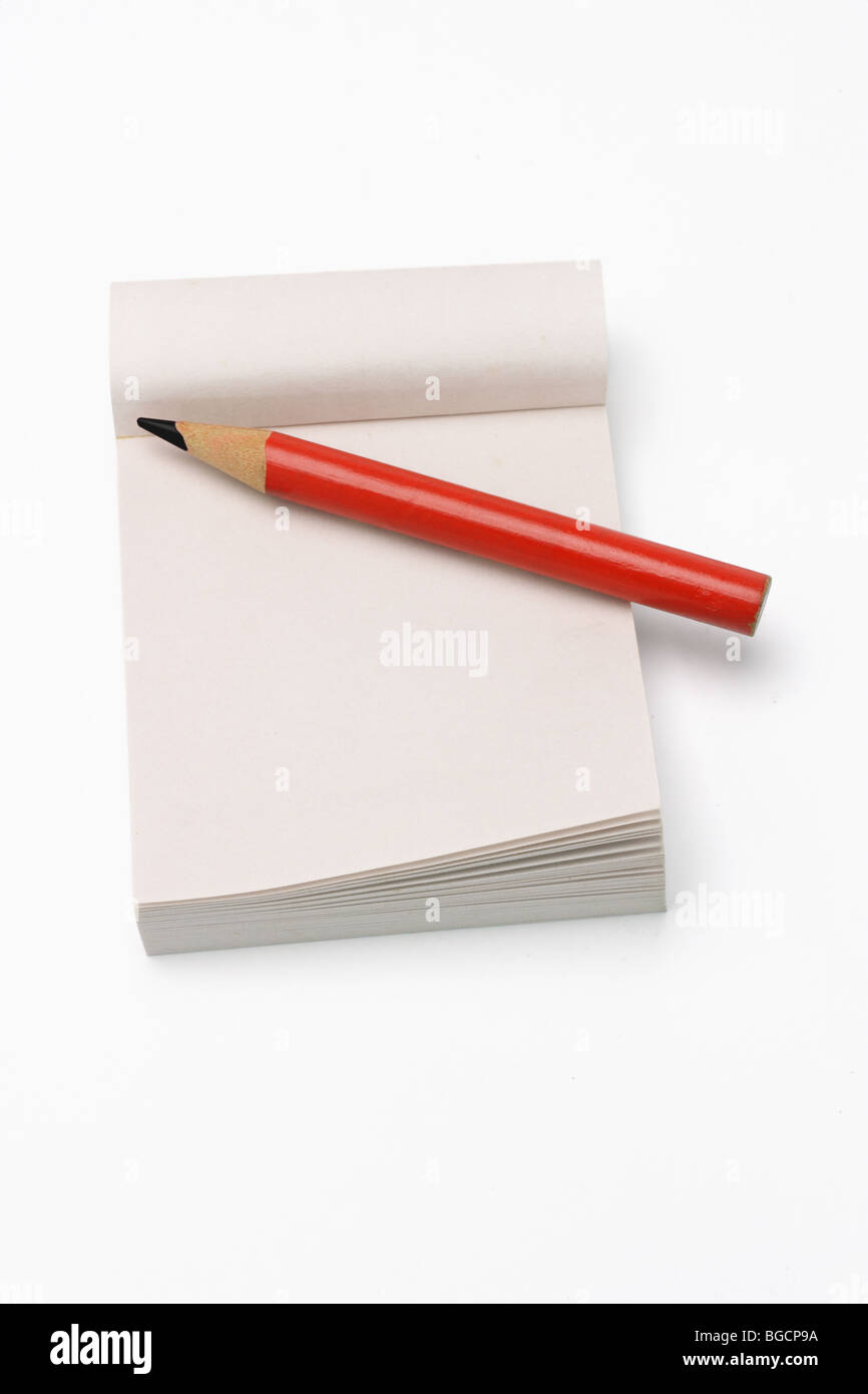 Kurze Rotstift auf Mini Notizblock auf weißem Hintergrund Stockfoto