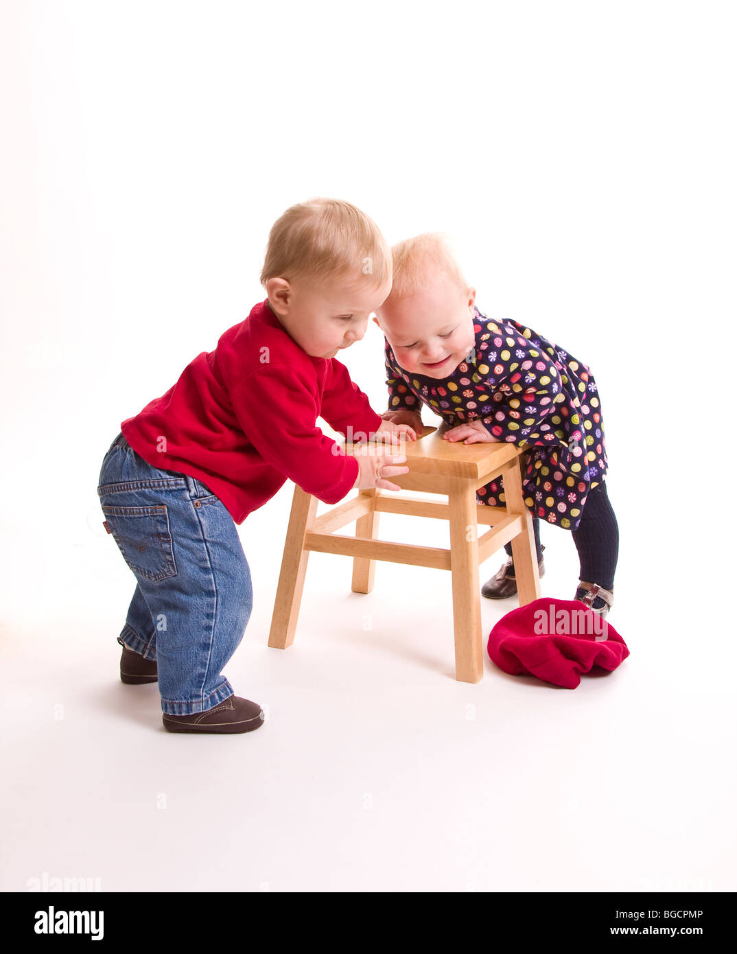 1 Jahre alten Zwillinge Spaß isoliert auf weiss Stockfoto