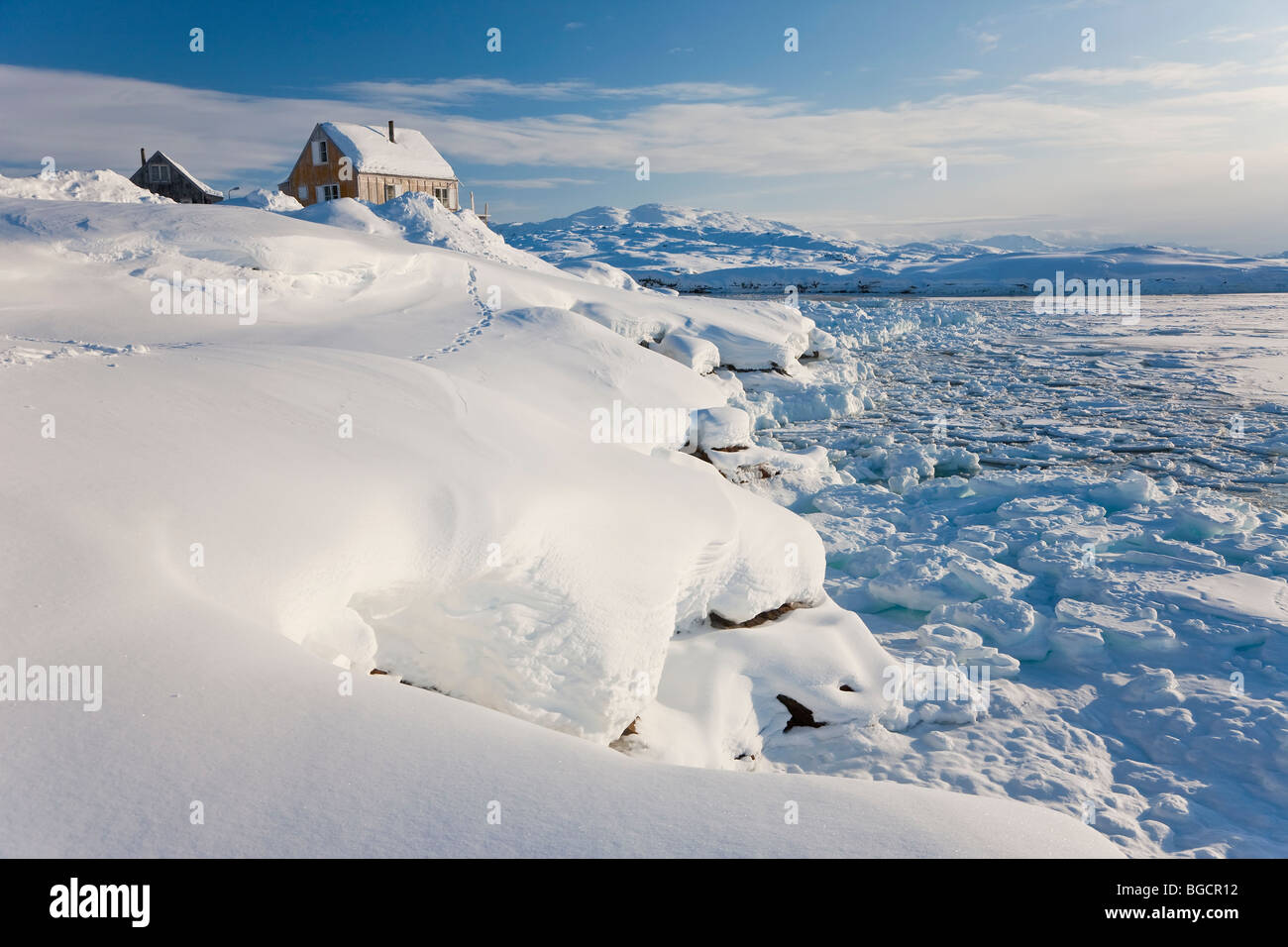 Haus am Rande des Fjords, Tiniteqilaq, Grönland Stockfoto