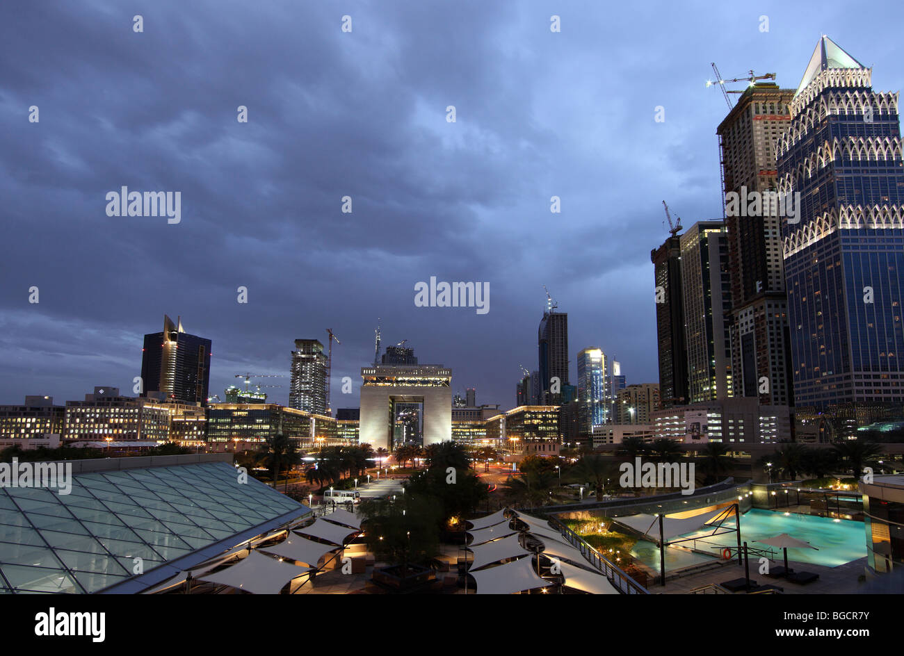 Stadtbild von Dubai mit der Dubai International Financial Centre (in der Mitte) am Abend, Vereinigte Arabische Emirate Stockfoto