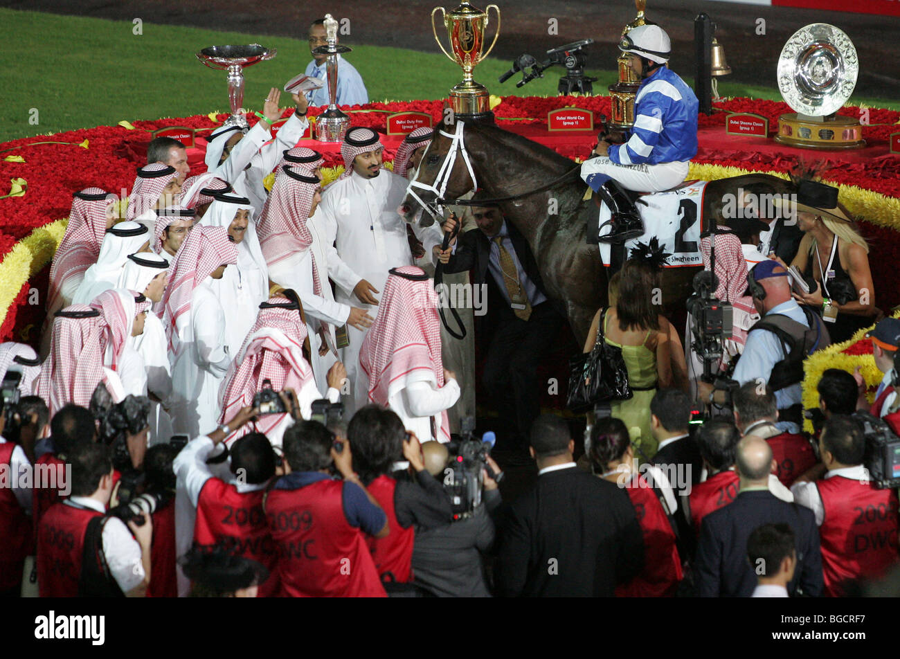Der Gewinner des Rennens auf der Nad al Sheba Rennbahn, Dubai, Vereinigte Arabische Emirate Stockfoto