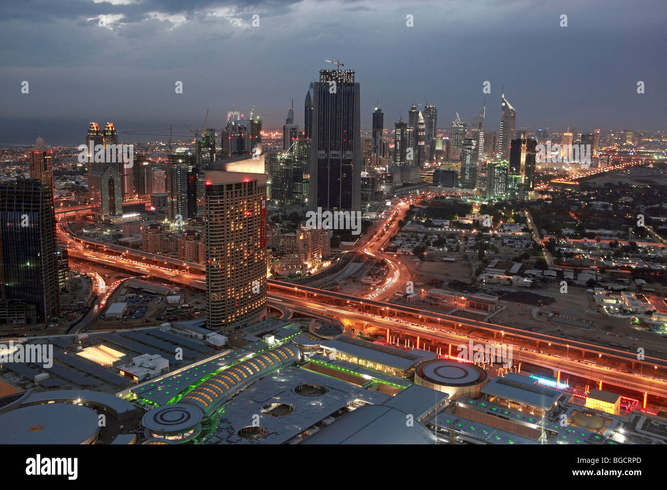 Dubai am Abend Stockfoto