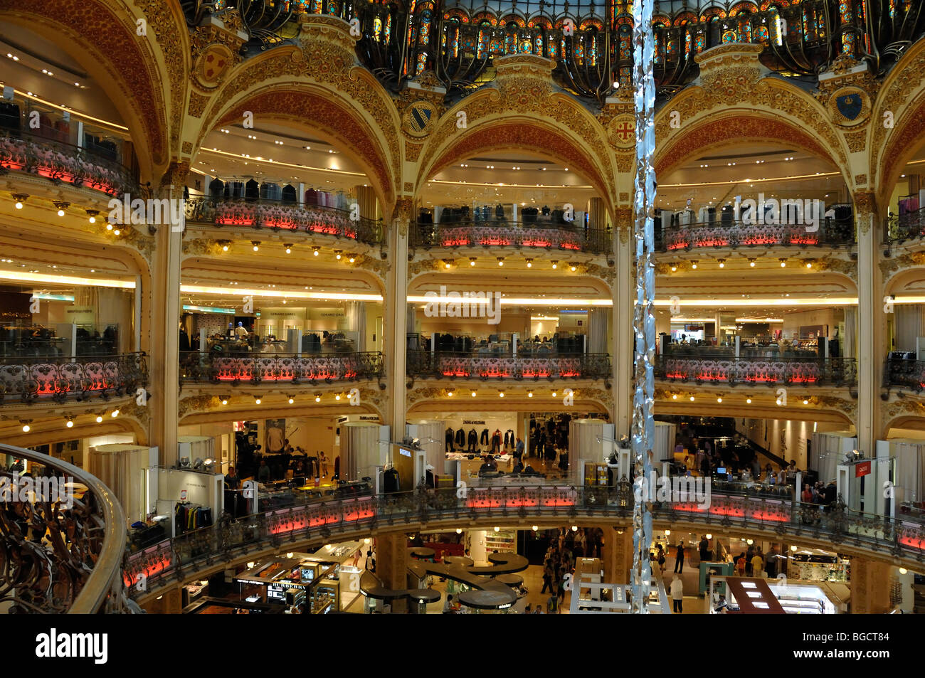 Interieur des Glas- und Stahlkuppelhauses der Kaufhäuser Lafayette oder Lafayette, 1912, Beaux-Arts oder Belle Epoque Interior, Paris, Frankreich Stockfoto