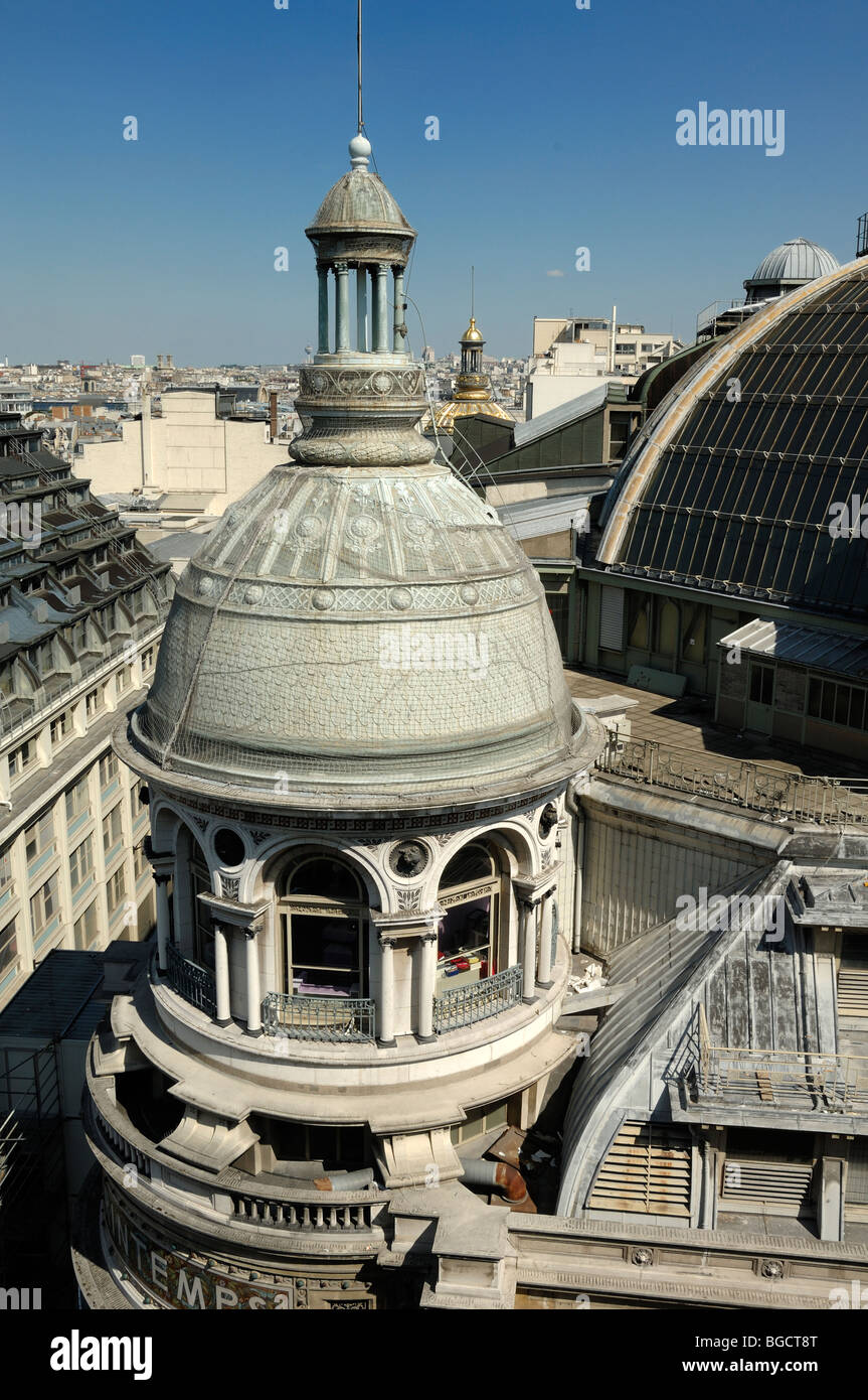 Beaux-Arts oder Art Nouveaux Roof Dome oder Turm des Kaufhauses der Galerien Lafayette oder Lafayette, eröffnet 1912, Paris, Frankreich Stockfoto