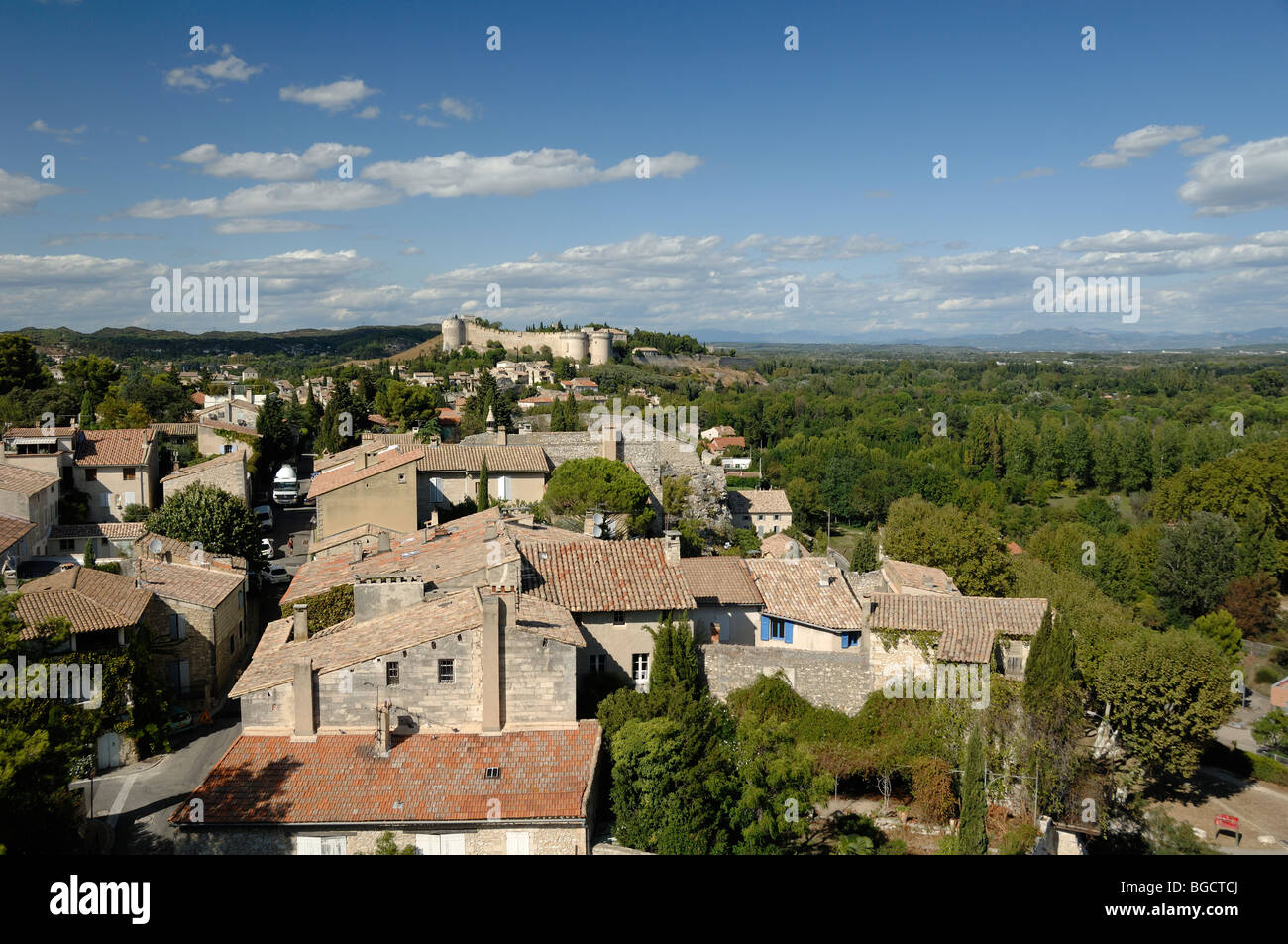 Luftaussicht oder High-Agle-Blick über das Dorf und die Häuser von Villeneuve-les-Avignon, & Fort Saint André, Gard, Languedoc-Roussillon, Frankreich Stockfoto