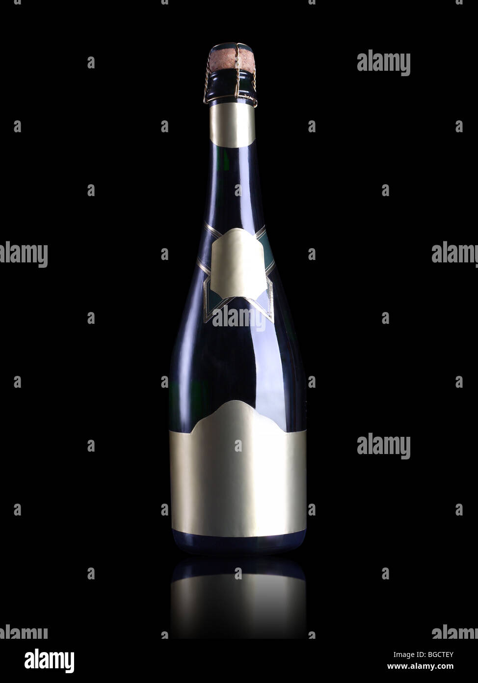 Flasche Champagner erschossen auf schwarzem Hintergrund Stockfoto