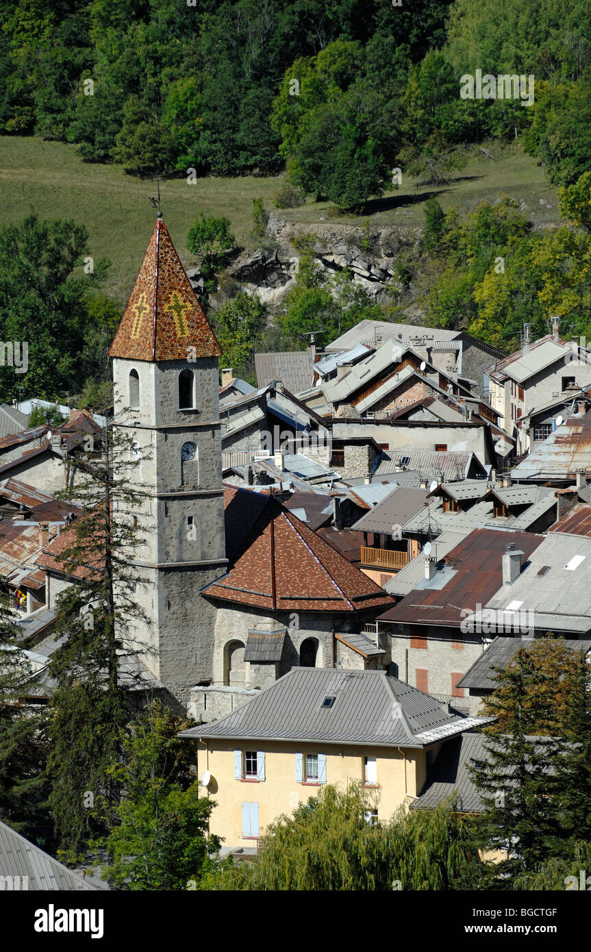 Blick auf die Kirche Saint-Martin und die Altstadt von Colmars oder Colmars-les-Alpes, Festungsstadt von Vauban, Alpes-de-Haute-Provence, Frankreich Stockfoto