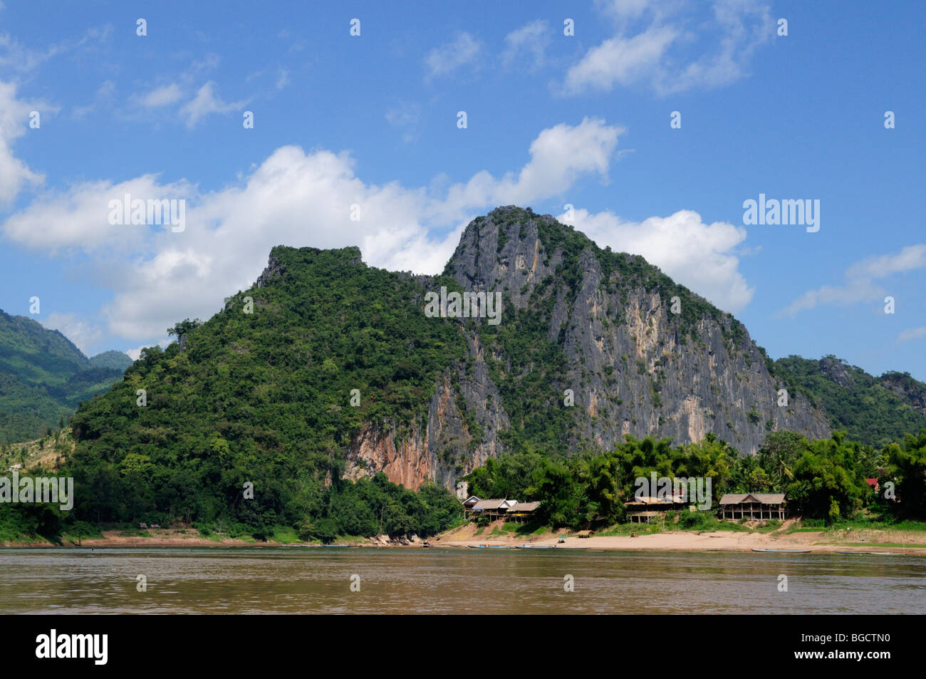 Laos; Luang Prabang; Mekong und Kalkstein Felsen Pha Henne gegenüber den Pak Ou Höhlen Stockfoto