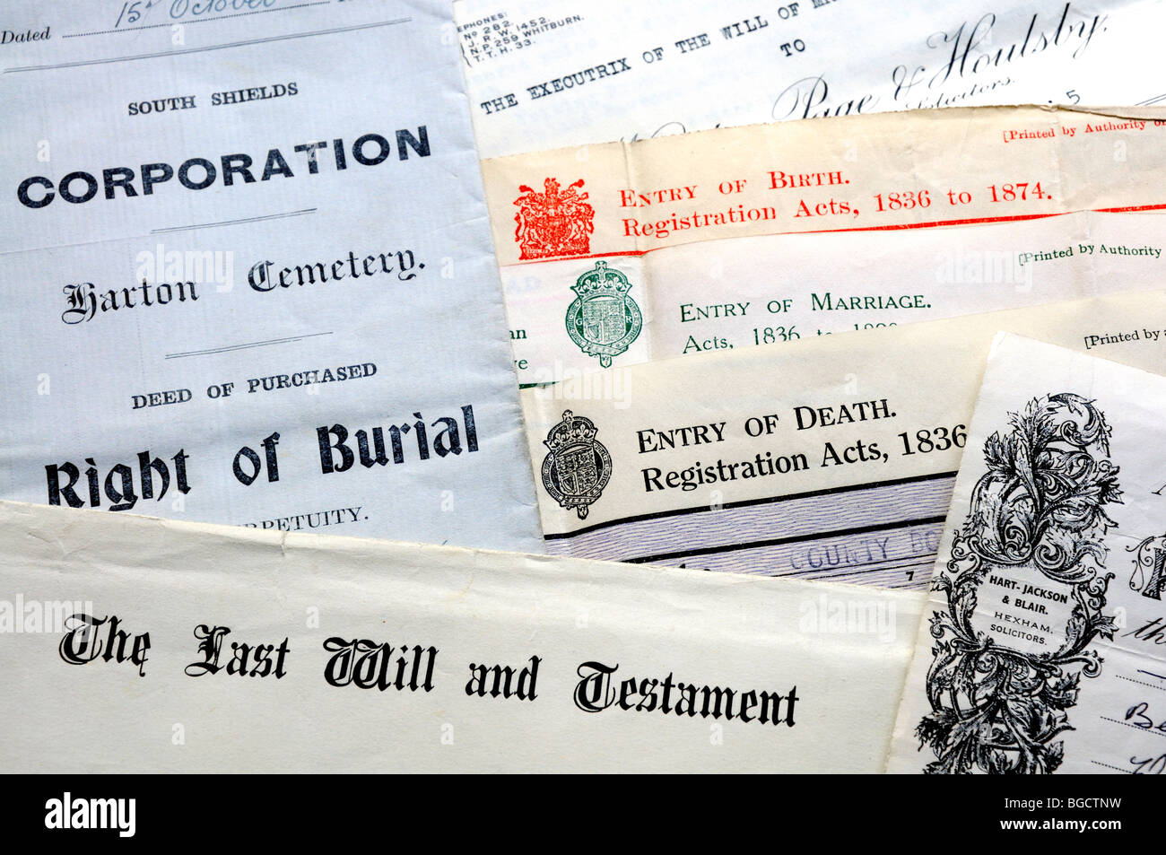 Genealogie-Dokumente - Zertifikate von Geburt, Heirat und Tod, Bestattung und letzten Willen und testament Stockfoto