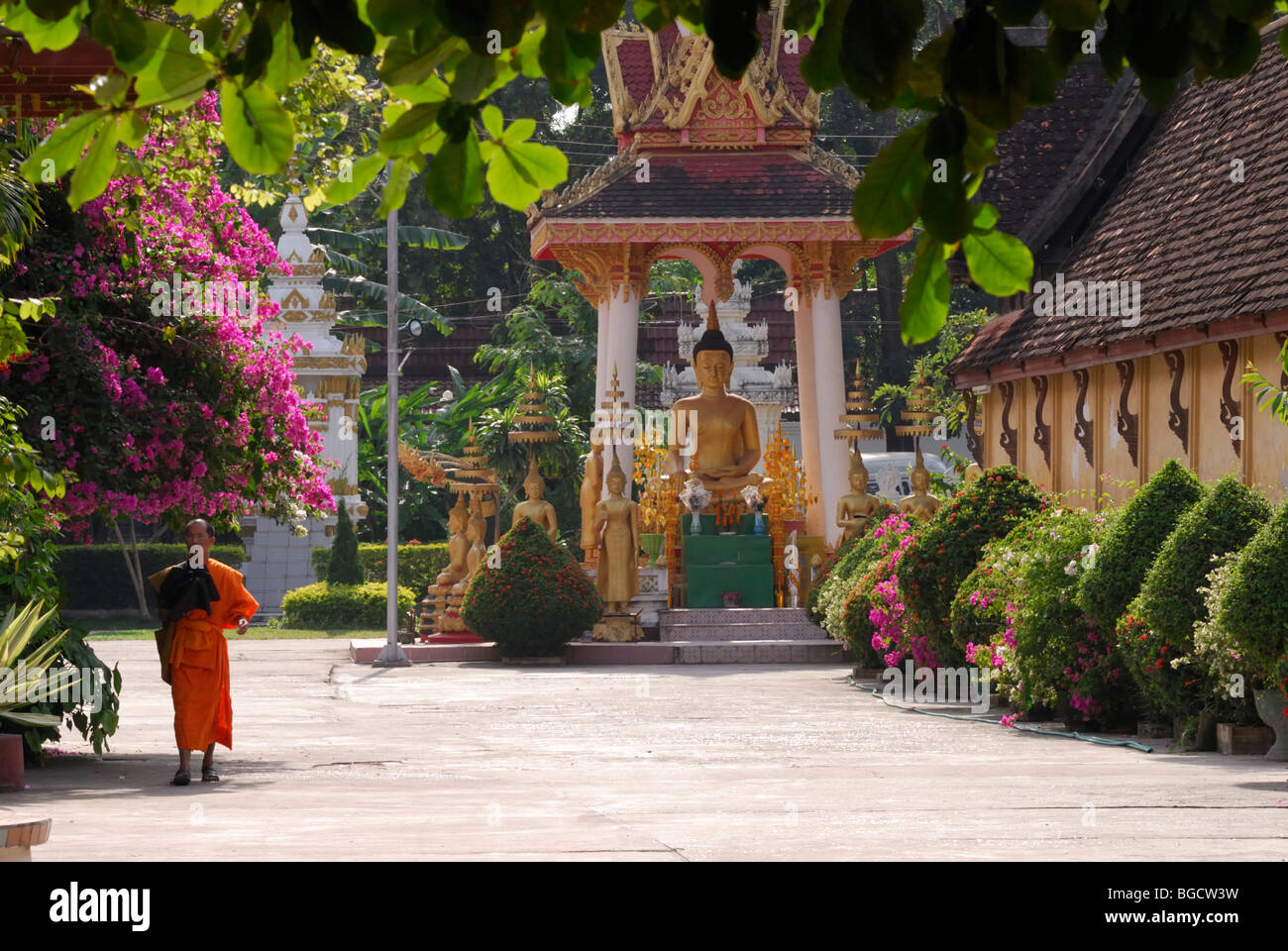 Laos; Vientiane; Buddhastatuen und Mönch im Wat Si Saket Stockfoto
