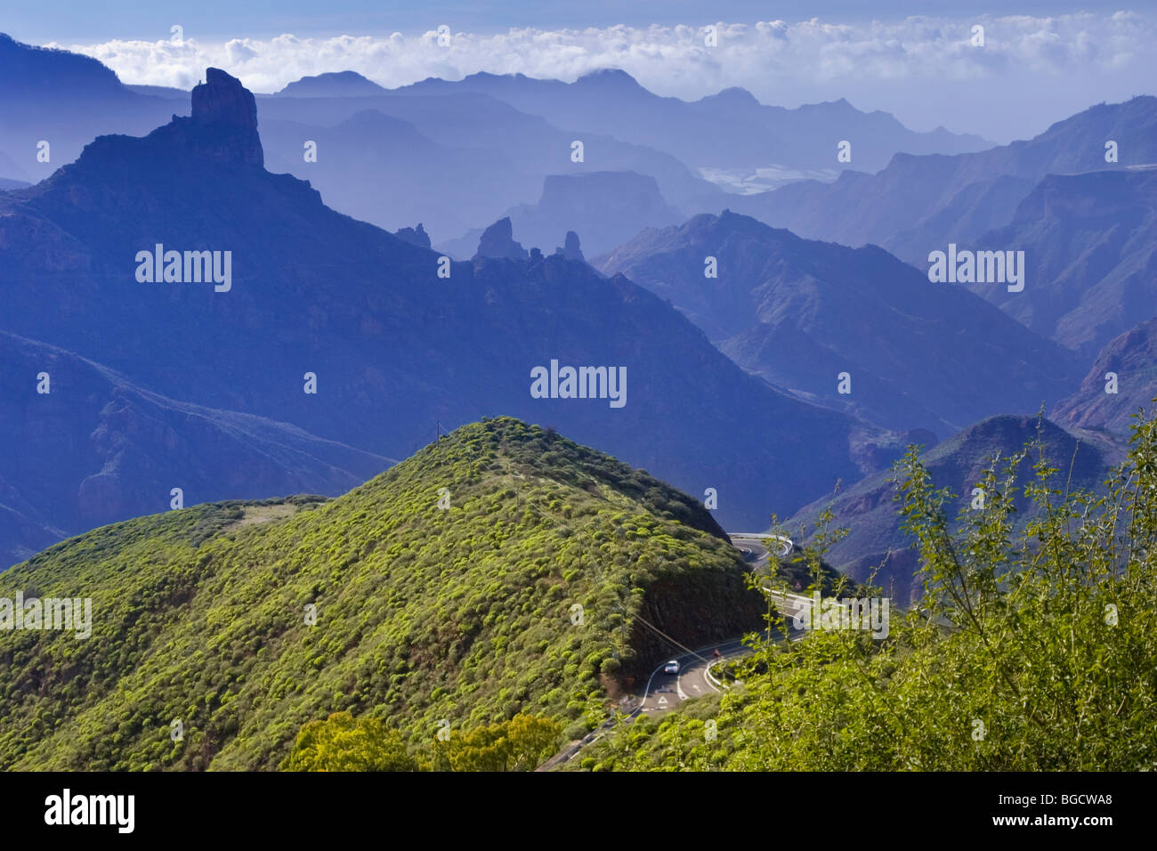 Blick auf die Tamadaba Caldera oder Krater mit Bentaiga Rock Silhouette Stockfoto