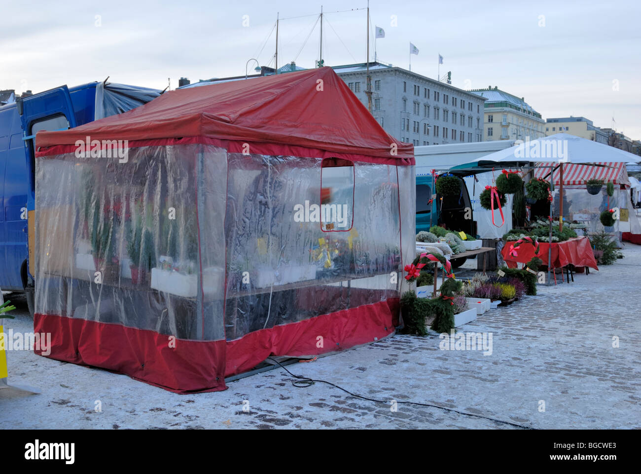 Einen dampfenden Blume Lieferanten Zelt Stand auf dem Marktplatz von  Helsinki im Winter. Helsinki, Finnland, Skandinavien, Europa  Stockfotografie - Alamy