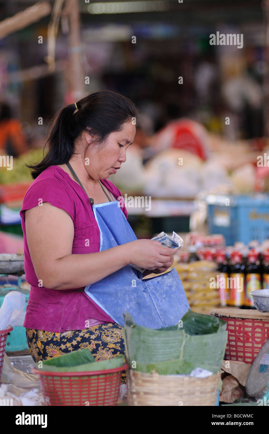 Laos; Vientiane; Talat Thong Khan Kham Markt; Händler Geld zählen Stockfoto