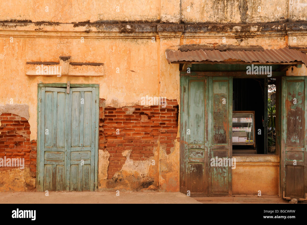 Laos; Savannakhet; Verfallende Colonial Gebäude Stockfoto