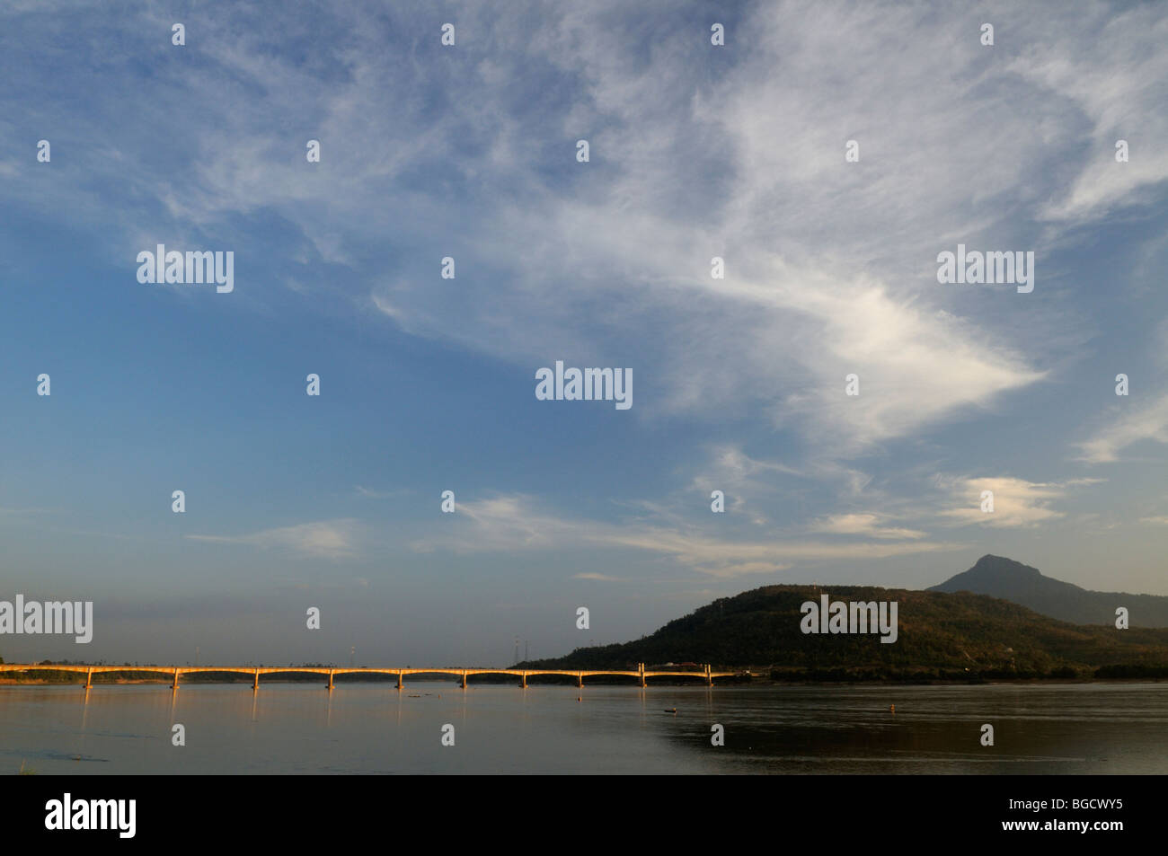 Laos; Champasak Provinz; Pakse; Die Lao japanische Brücke über den Mekong Fluss bei Sonnenuntergang Stockfoto