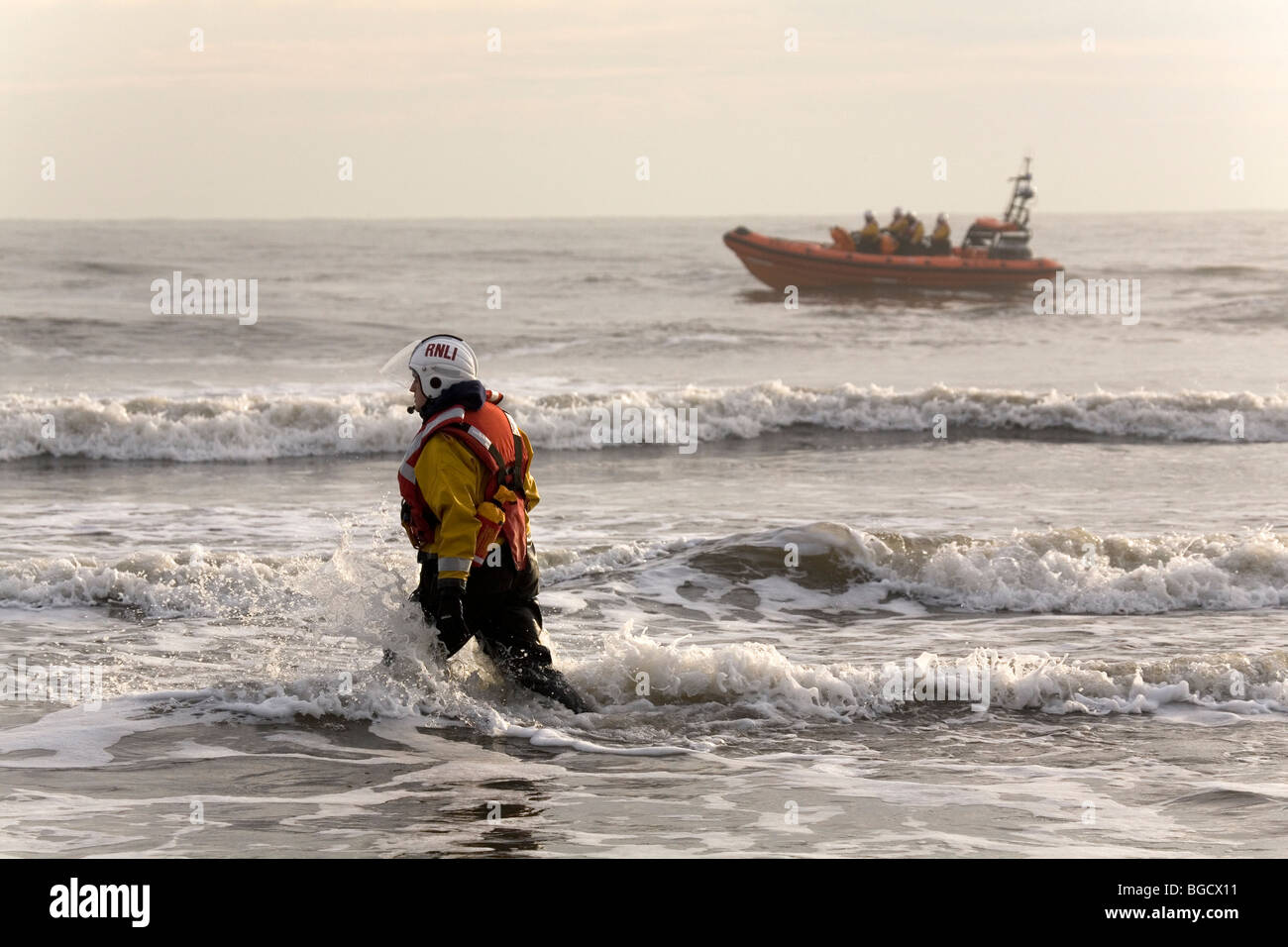 Eine Royal National Lifeboat Institut (RNLI)-Crew bei der Arbeit in der Nordsee vor Sunderland, England. Stockfoto