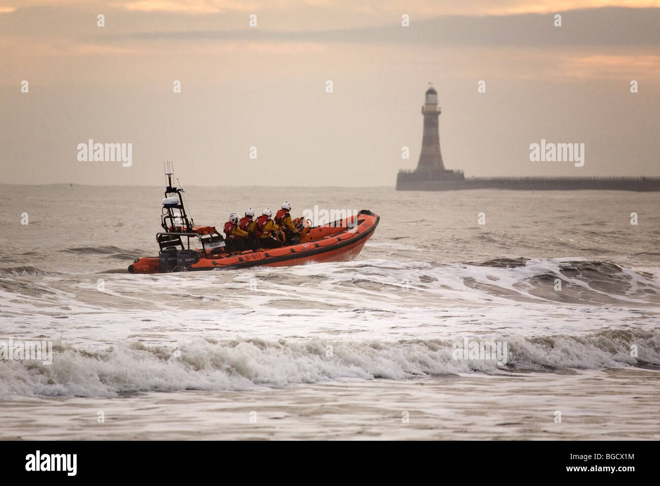 Eine Royal National Lifeboat Institut (RNLI)-Crew bei der Arbeit in der Nordsee vor Sunderland, England. Stockfoto