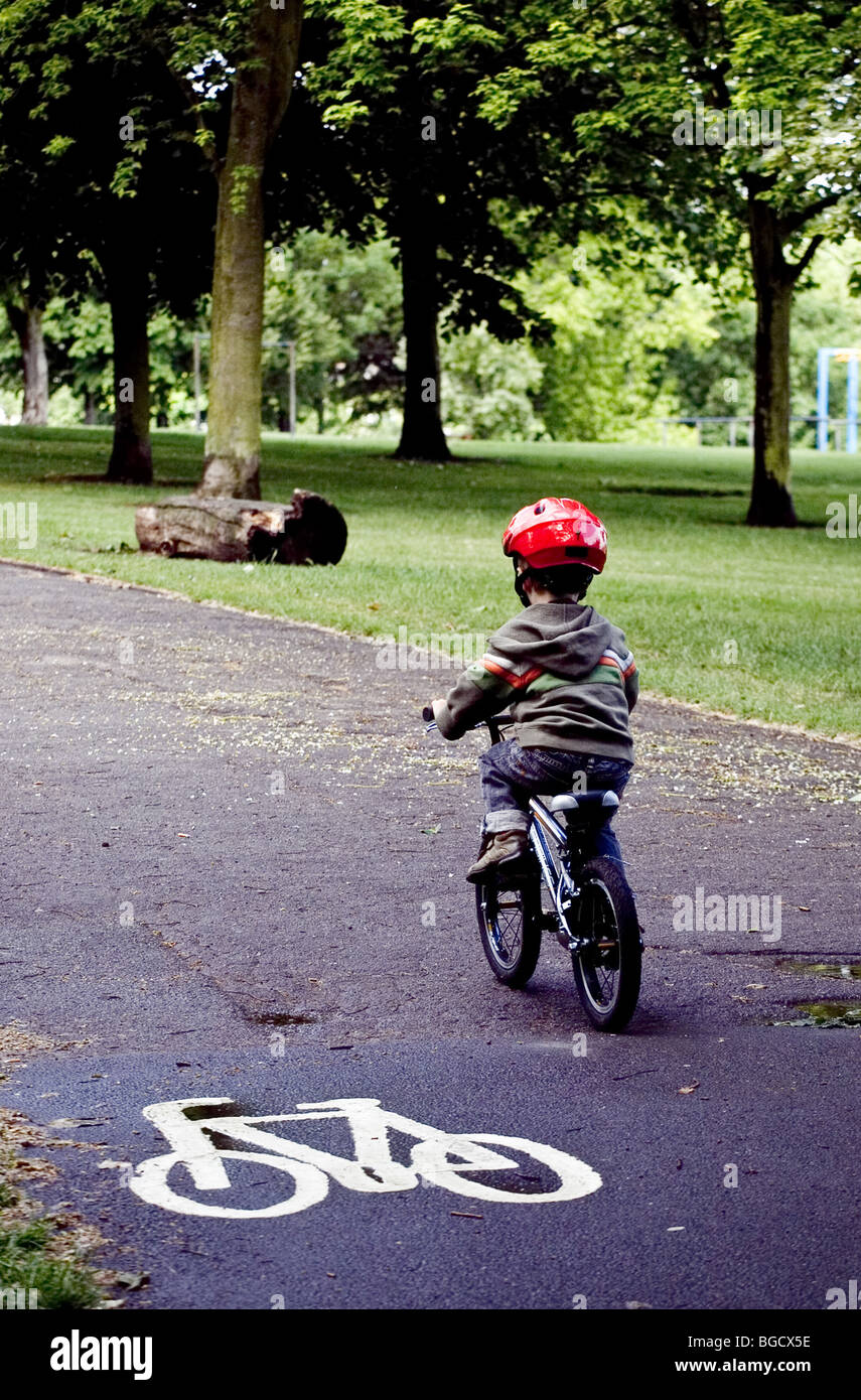 7. Juni 2009 drei-jähriger Junge lernen, Fahrrad, hügeligen Feldern, Brockley, London, England. Stockfoto