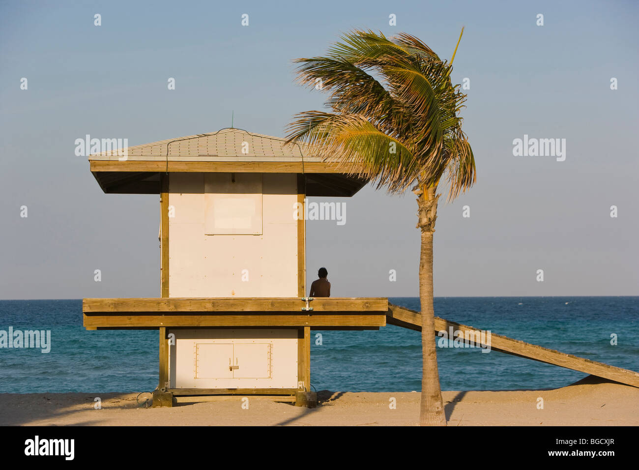 Junge sitzt auf Rettungsschwimmer Haus, Hollywood Beach, Florida, USA Stockfoto