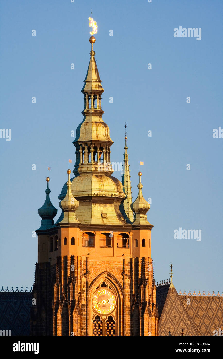 Turm mit Uhr der st.-Veits-Dom auf Hradschin Burg Stockfoto