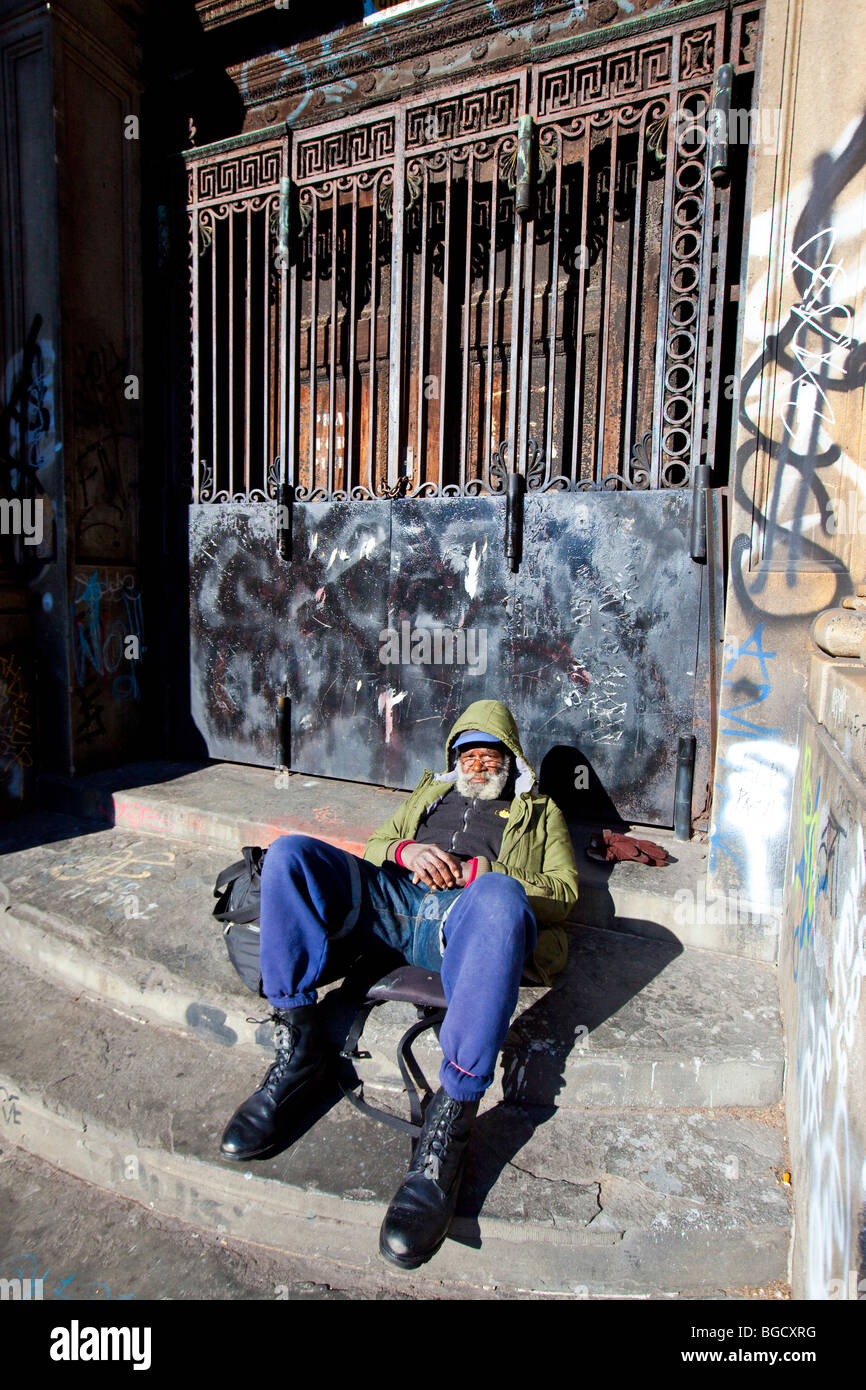 Obdachloser vor 190 Bowery Germania Bank Building, Lower East Side, Manhattan, New York City Stockfoto