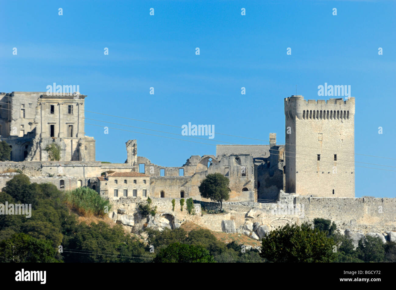 Montmajour Abbey, befestigte mittelalterliche Kloster mit behalten "oder" Turm (Tour de l'Abbé) in der Nähe von Arles, Bouches-du-Rhône, Provence Frankreich Stockfoto