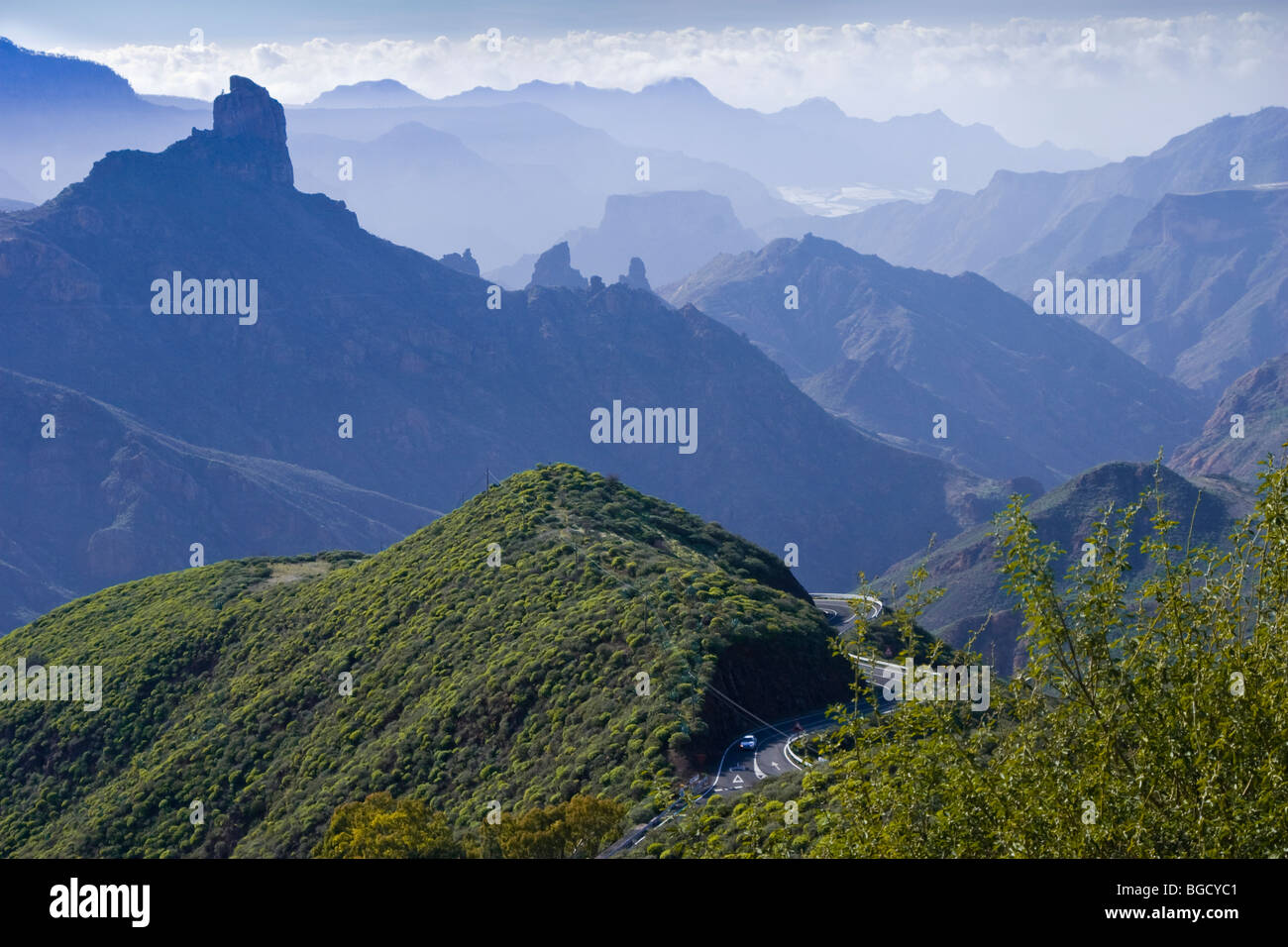 Blick auf die Tamadaba Caldera oder Krater mit Bentaiga Rock Silhouette Stockfoto