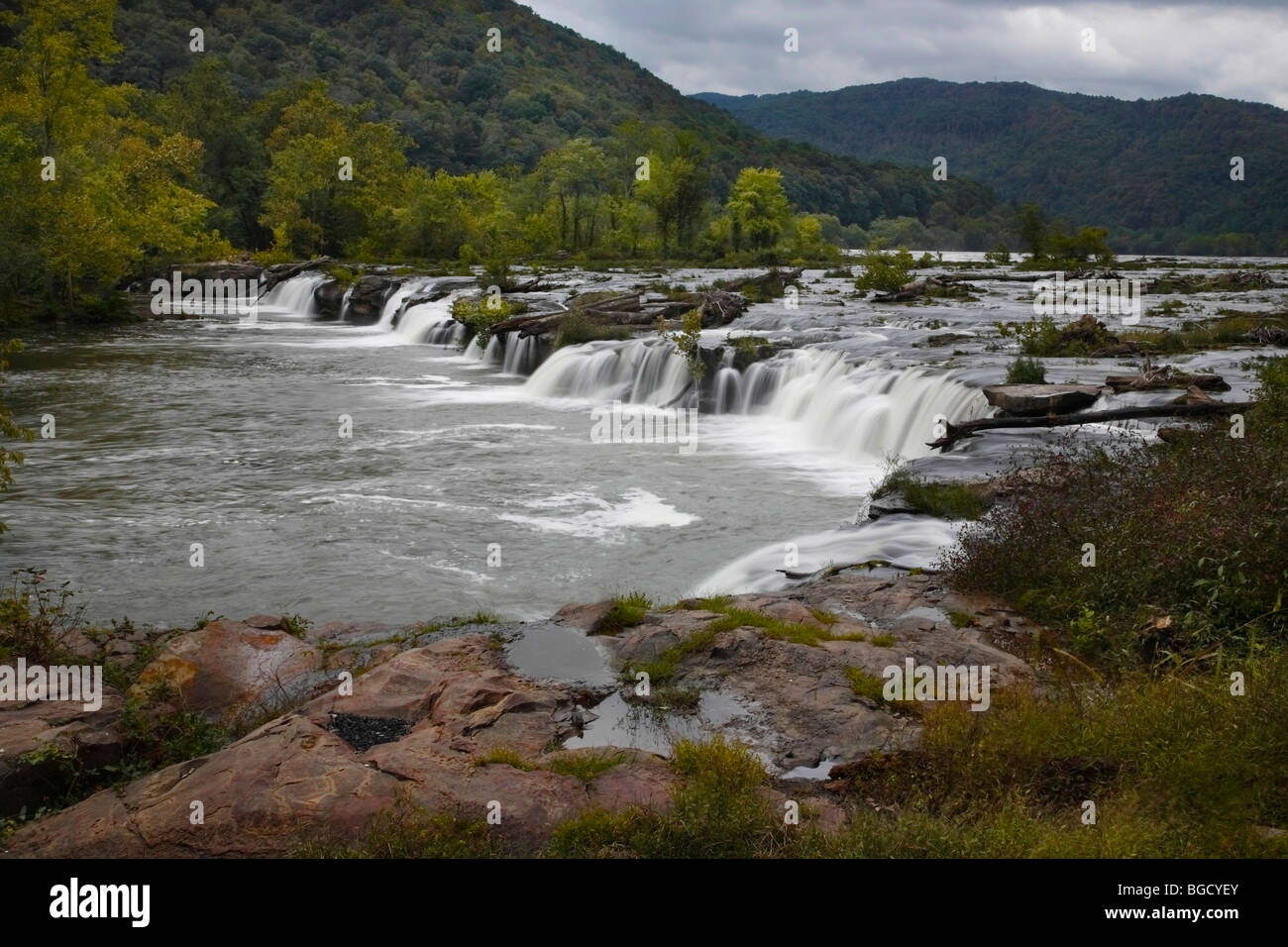 Wasserfälle am New River West Virginia wv erstaunliche Landschaft niedriger Winkel ein weicher Wasserfall über dem Kopf Fotografie horizontal in den USA Hi-res Stockfoto