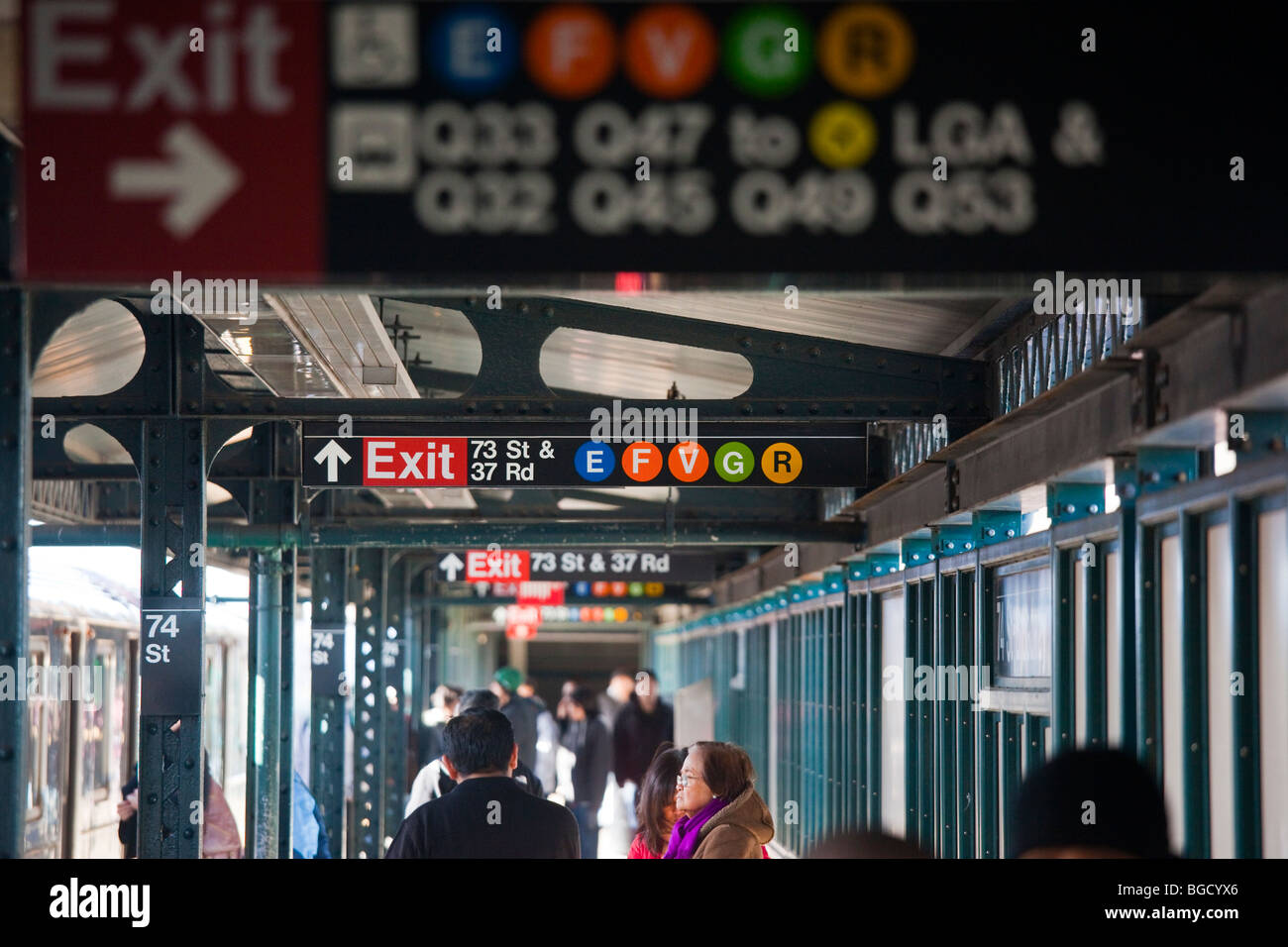 U-Bahn-Plattform in Queens, New York City Stockfoto