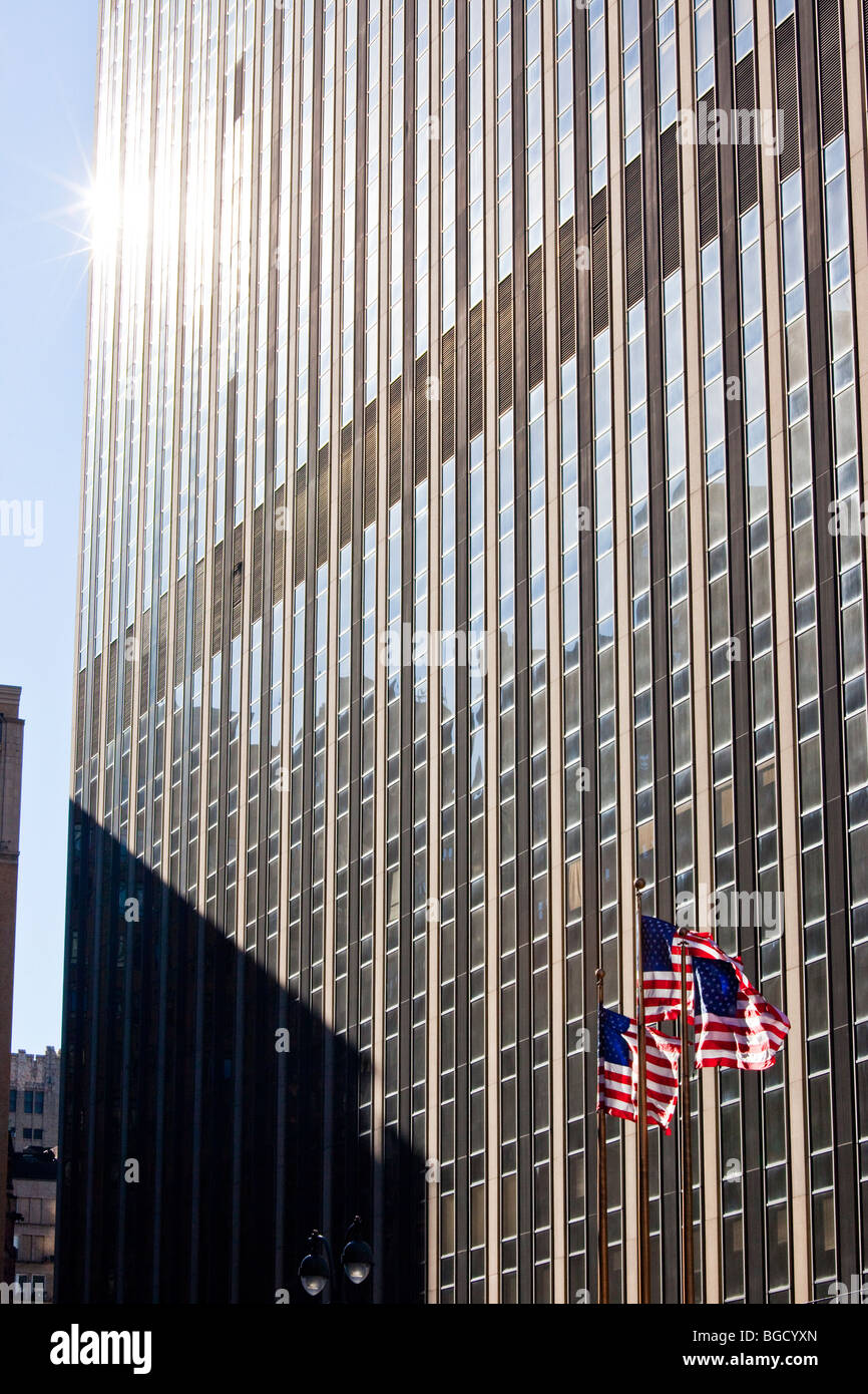 Amerikanische Flaggen vor 1 Penn Plaza in New York City Stockfoto