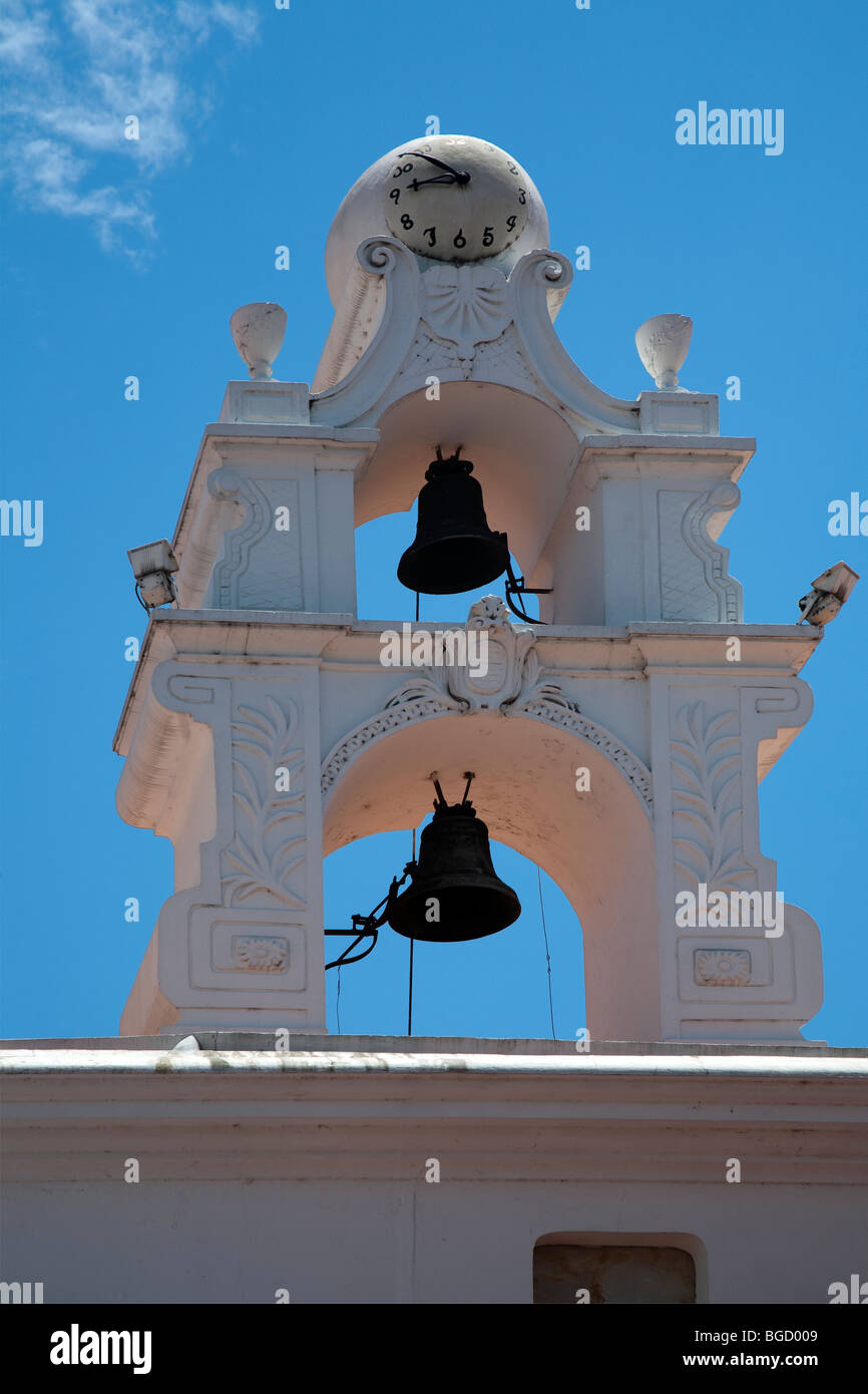 Ungewöhnliche Ball Shapped Uhr auf der Oberseite der hispanischen Stil Bell Turm der Kirche Basilica de Pilar, Friedhof La Recoleta, Buenos Aires Stockfoto