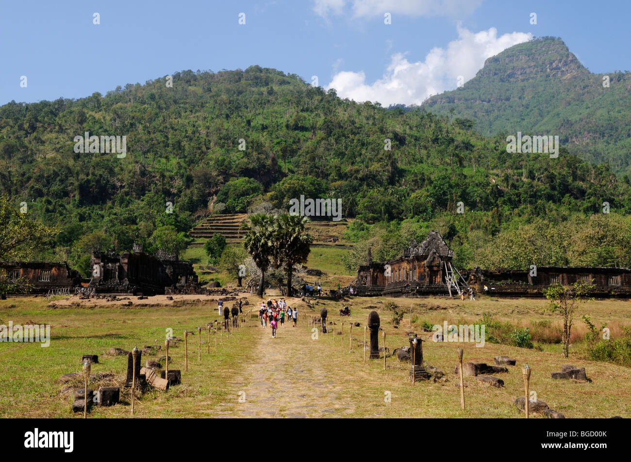 Laos; Champasak Provinz; Promenade führt zu den oberen Ebenen des Wat Phu Champasak Stockfoto