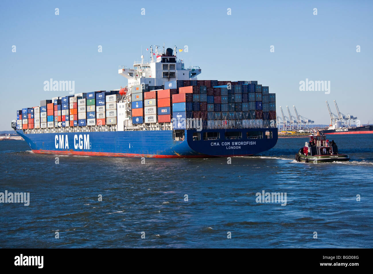 Laura K Moran Schlepper und CMA CGM Schwertfisch Frachter in der New York Bay Stockfoto