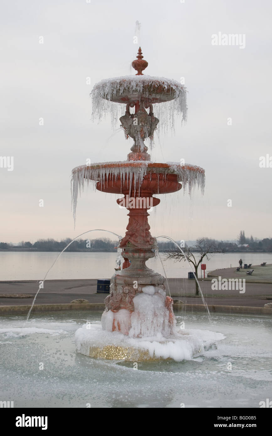 Gefrorene Springbrunnen im Park Poole, Dorset, England, UK Stockfoto