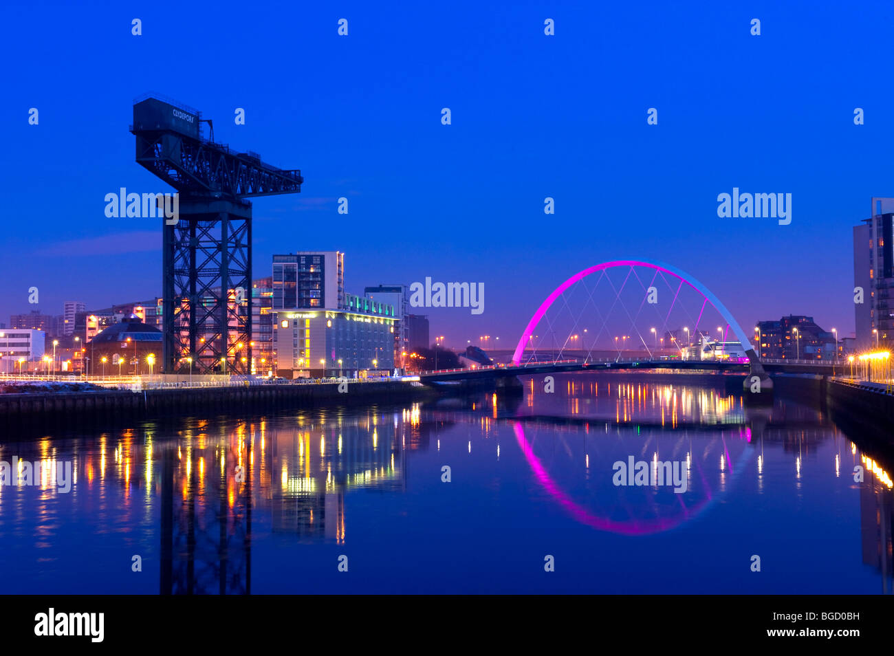 Auf der Suche Finnieston Kran und zusammengekniffenen Brücke auf dem Fluss Clyde, Glasgow in der Nacht. Winter (Dezember) 2009. Stockfoto