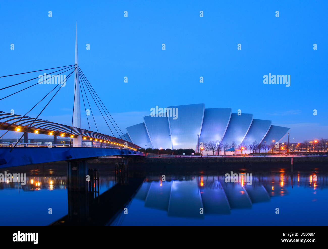 Glocken-Brücke und Glasgow SECC von Southbank des River Clyde, Glasgow, Schottland. Winter (Dezember) 2009. Stockfoto