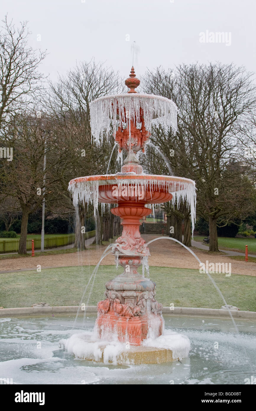 Gefrorene Springbrunnen im Park Poole, Dorset, England, UK Stockfoto