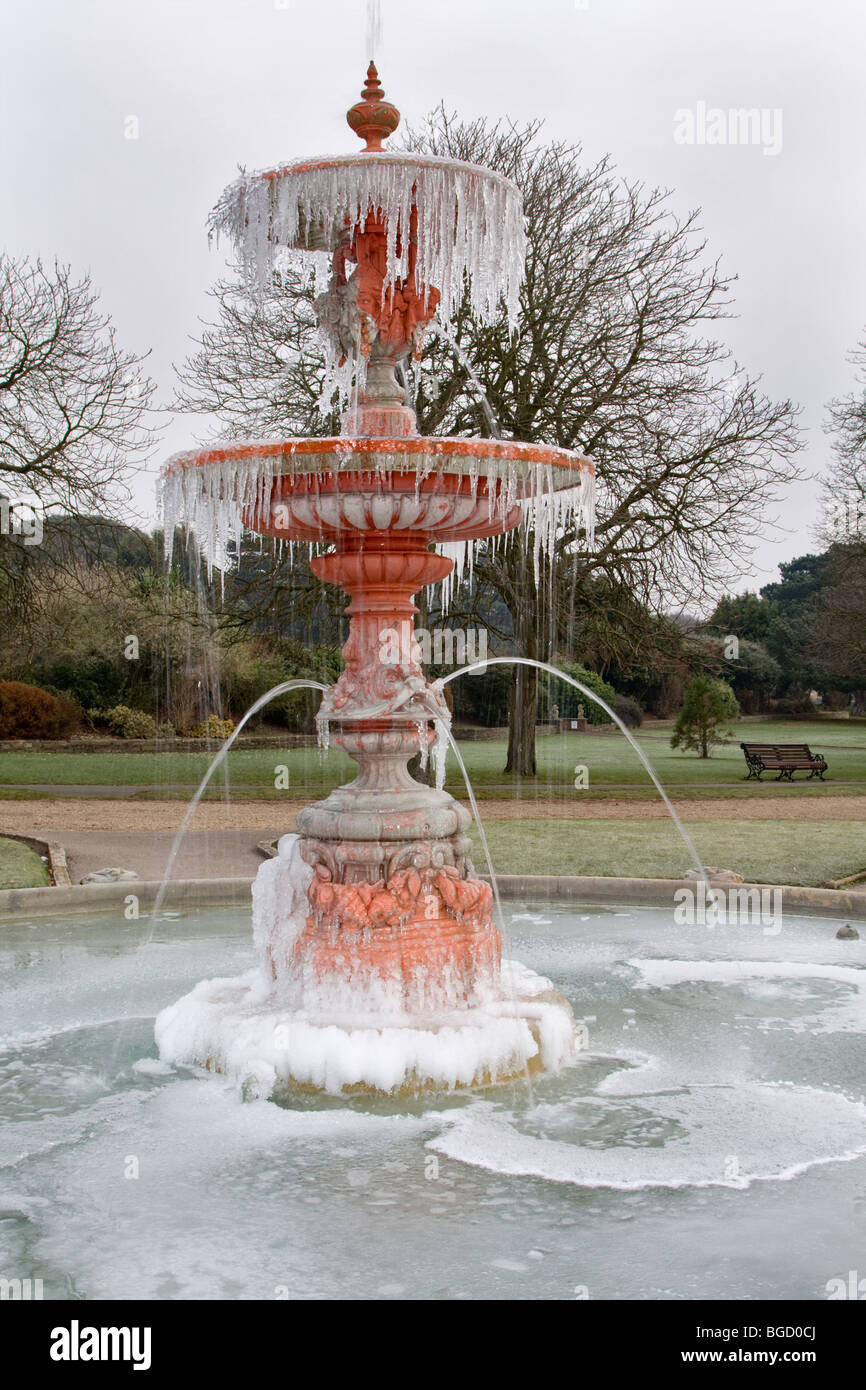 Gefrorene Springbrunnen im Park Poole, Dorset, England, UK Stockfoto