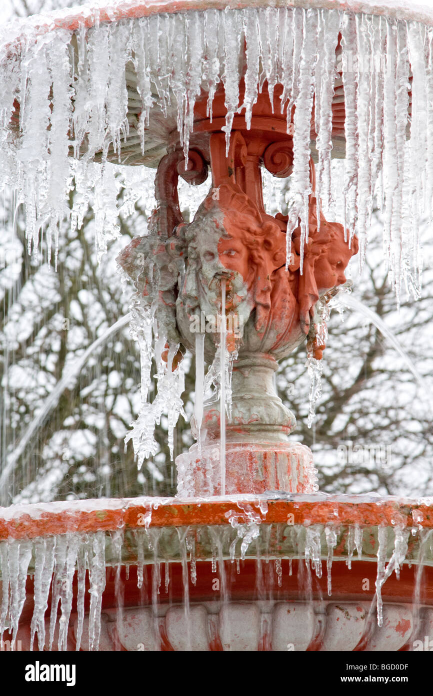 Gefrorene Springbrunnen im Park Poole, Dorset, England, UK Stockfoto