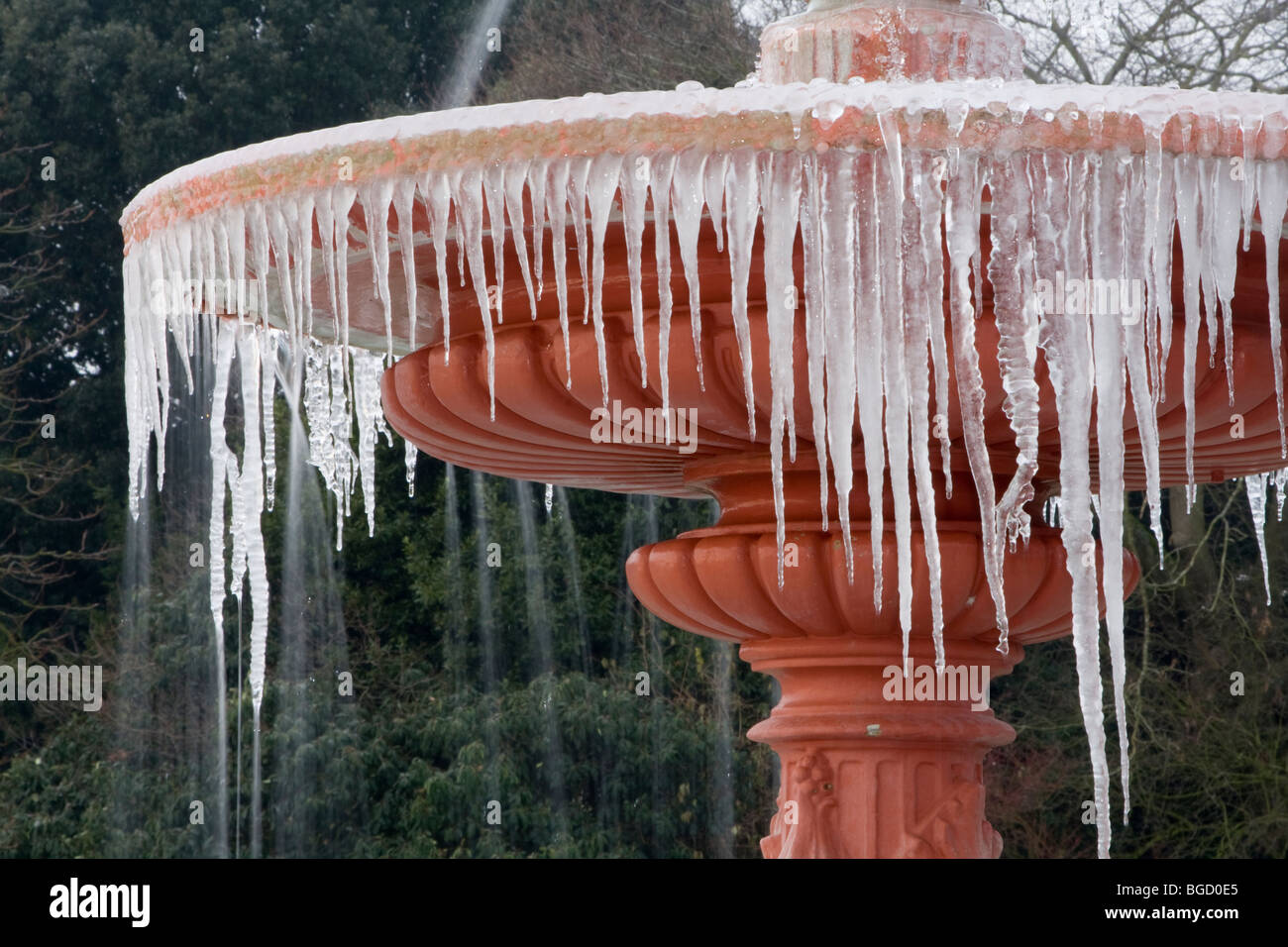Gefrorene Springbrunnen im Park Poole, Dorset, England, UK Stockfoto