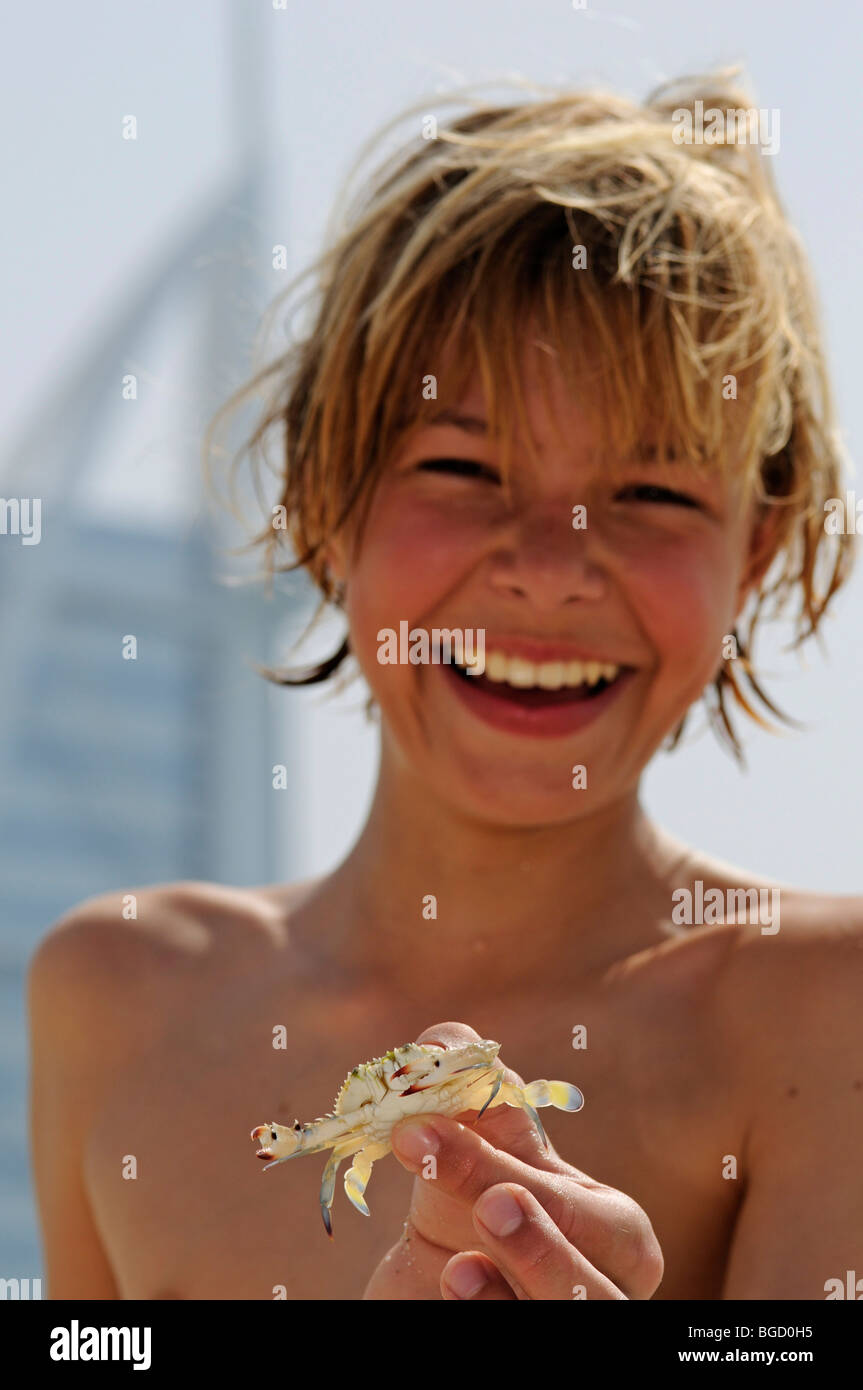 Kinder mit Krabben vor dem Burj Hotel al Arab, Dubai, Vereinigte Arabische Emirate, Naher Osten Stockfoto