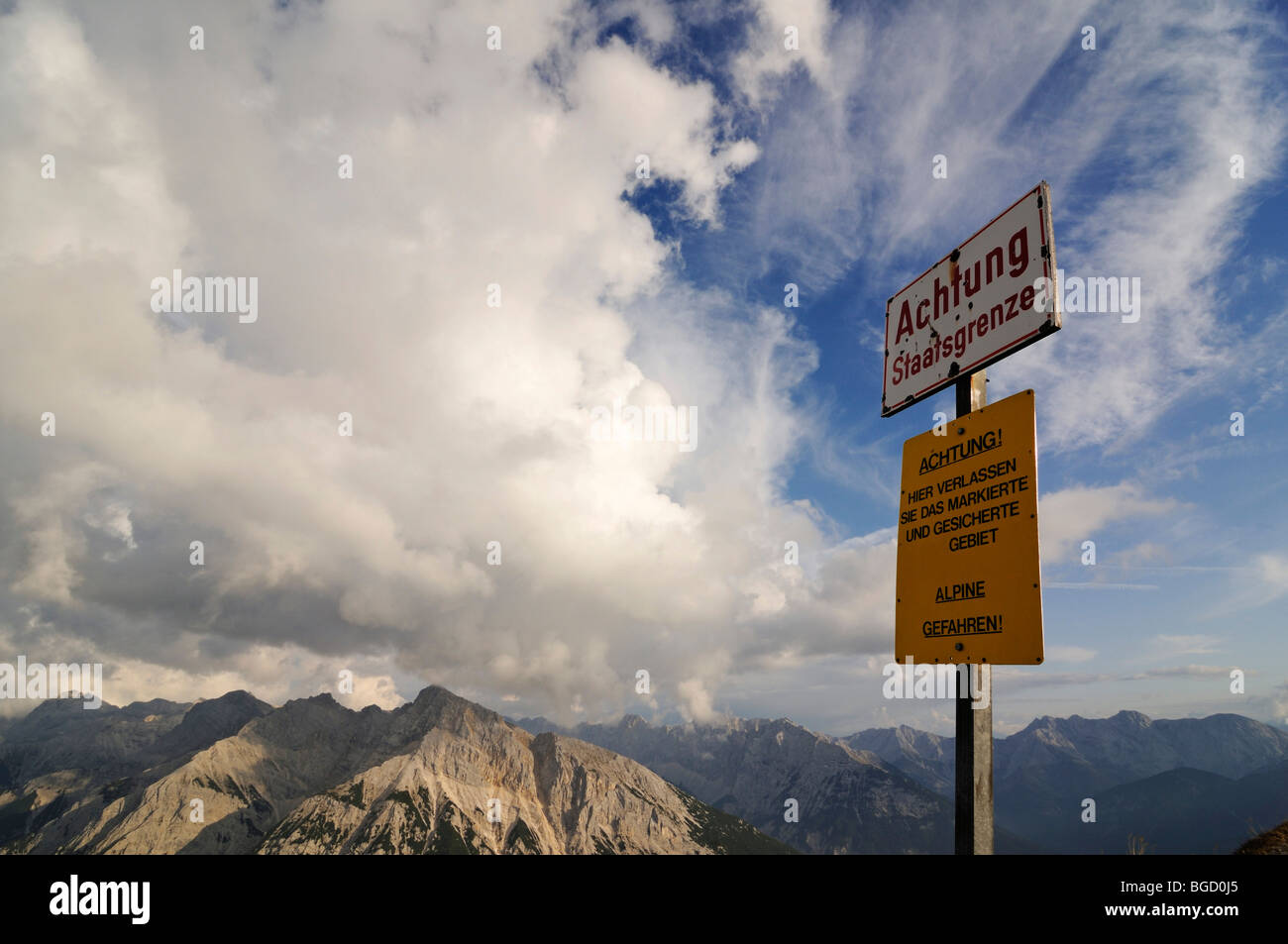 Deutsch-österreichischen Grenze, Mittenwalder Hoehenweg hohe route, Mittenwald, Karwendel Berge, Bayern, Deutschland, Europa Stockfoto