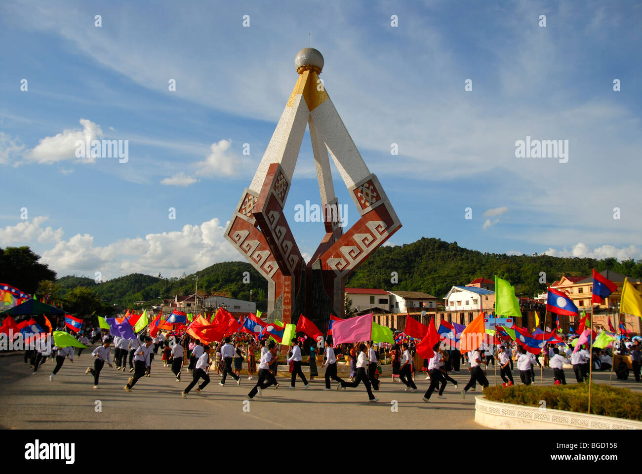 Festival, Menschen mit bunten Fahnen, Denkmal, Xam Neua Houaphan Provinz, Laos, Südostasien, Asien Stockfoto