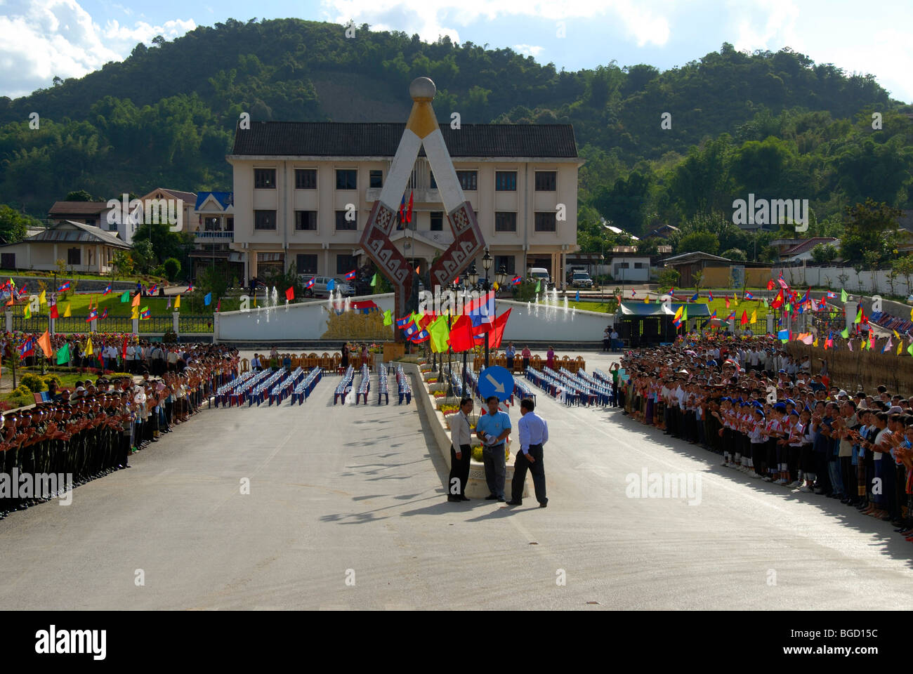 Festival, Menschen sammeln vor einem Denkmal, Xam Neua Houaphan Provinz, Laos, Südostasien, Asien Stockfoto