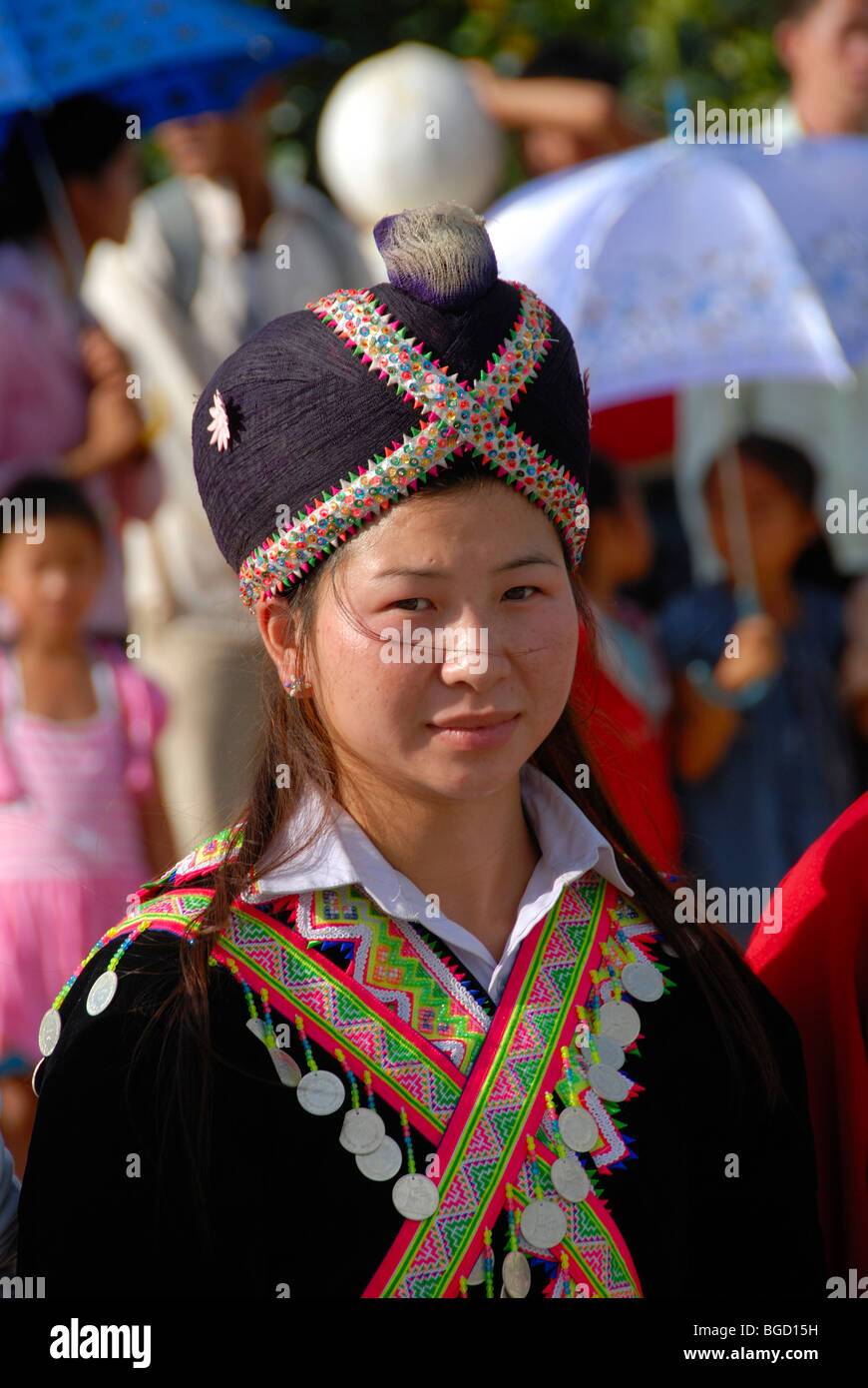 Festival, junge Hmong Frau, Porträt, gekleidet in traditioneller Kleidung, Kopfbedeckung, Xam Neua, Houaphan Provinz, Laos, südöstlich Stockfoto