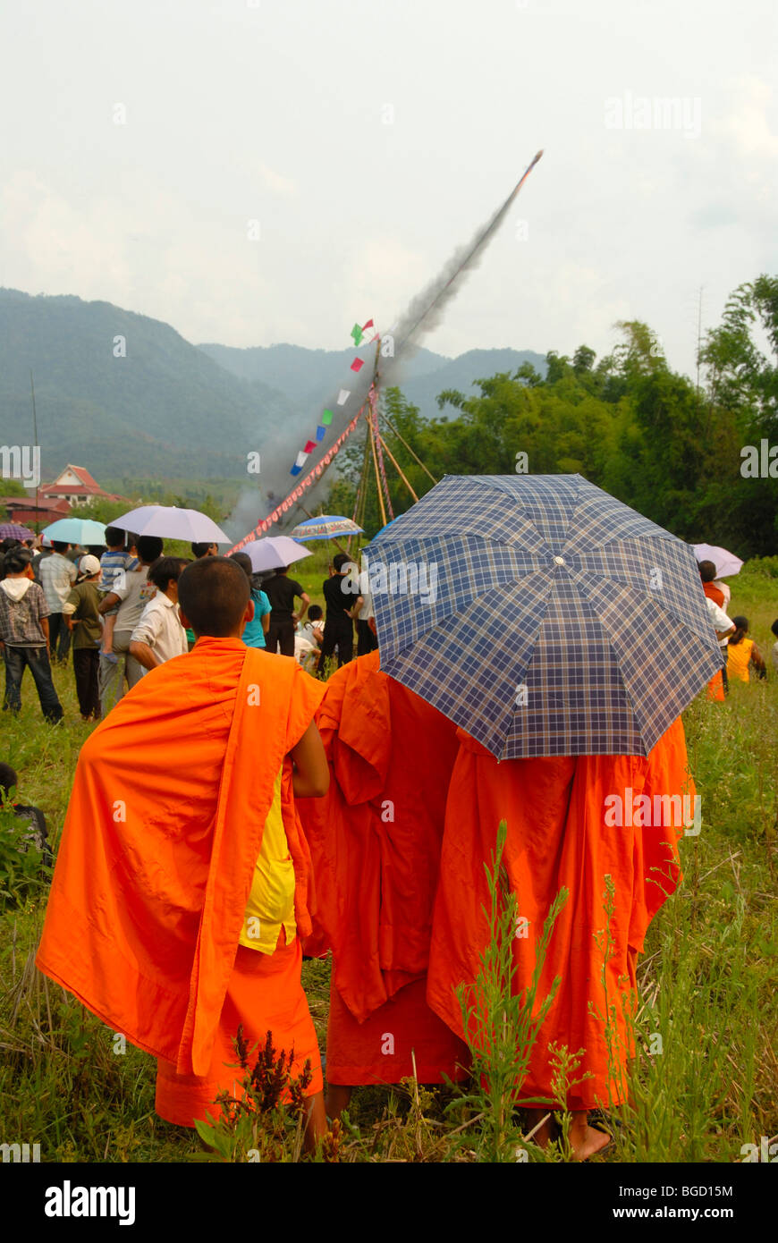 Festival, Einführung einer Bang Fai-Rakete, beobachtet von Mönchen in orangefarbene Gewänder gekleidet, Muang Xai, Oudomxai Provinz, Laos, S Stockfoto