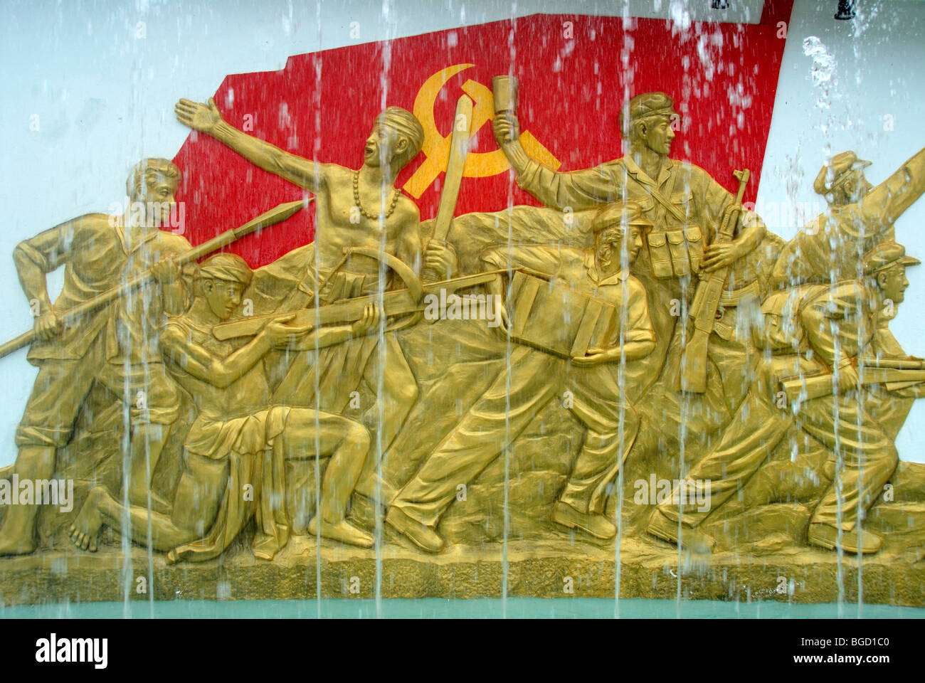 Relief, der Widerstandskampf der Pathet Lao, rote Fahne der kommunistischen Partei, Brunnen, Denkmäler, Xam Neua, Provinz Houaphan Stockfoto