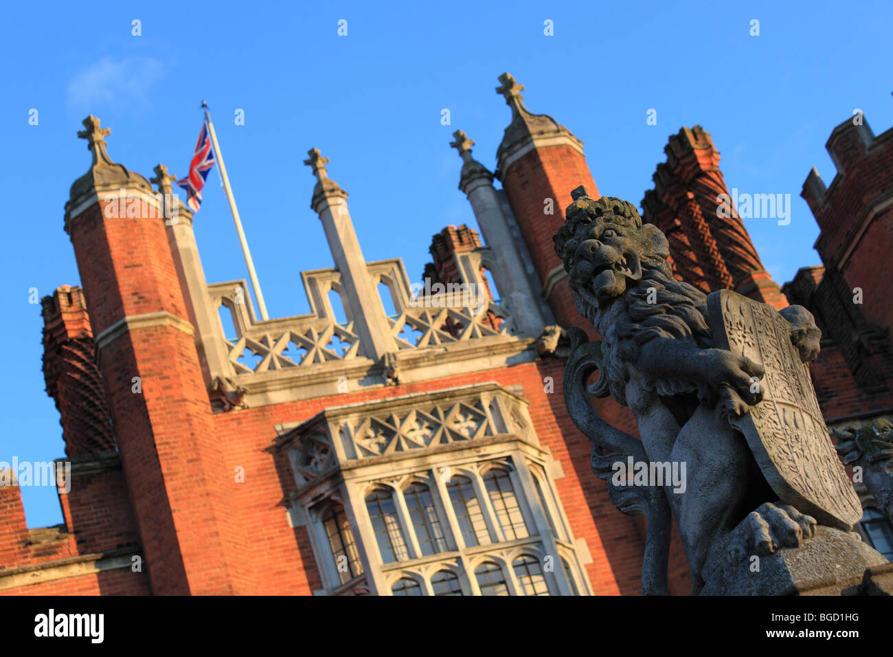 Löwe von England "König der Bestien" Statue, West Gate, Hampton Court Palace, East Molesey, Surrey, England, Großbritannien, USA, UK, Europa Stockfoto