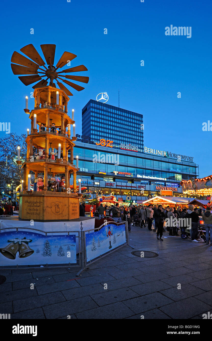 Weihnachtspyramide auf dem Weihnachtsmarkt vor dem Europa-Center 