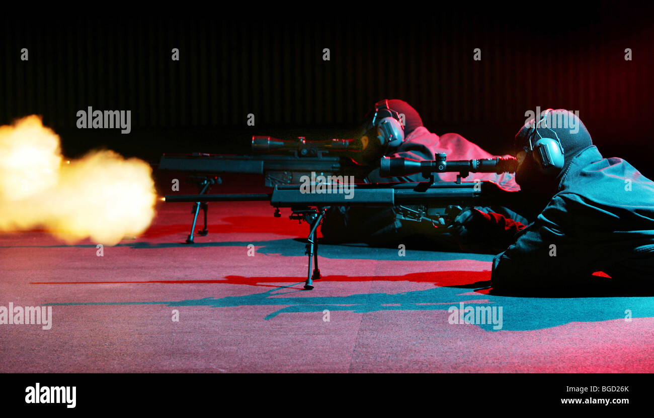 Schütze von der deutschen Polizei Sondereinheiten SEK, beim Schießen Training mit einer Schütze-Waffe. Stockfoto